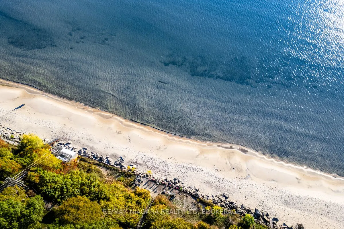 735 Lakeshore Road E