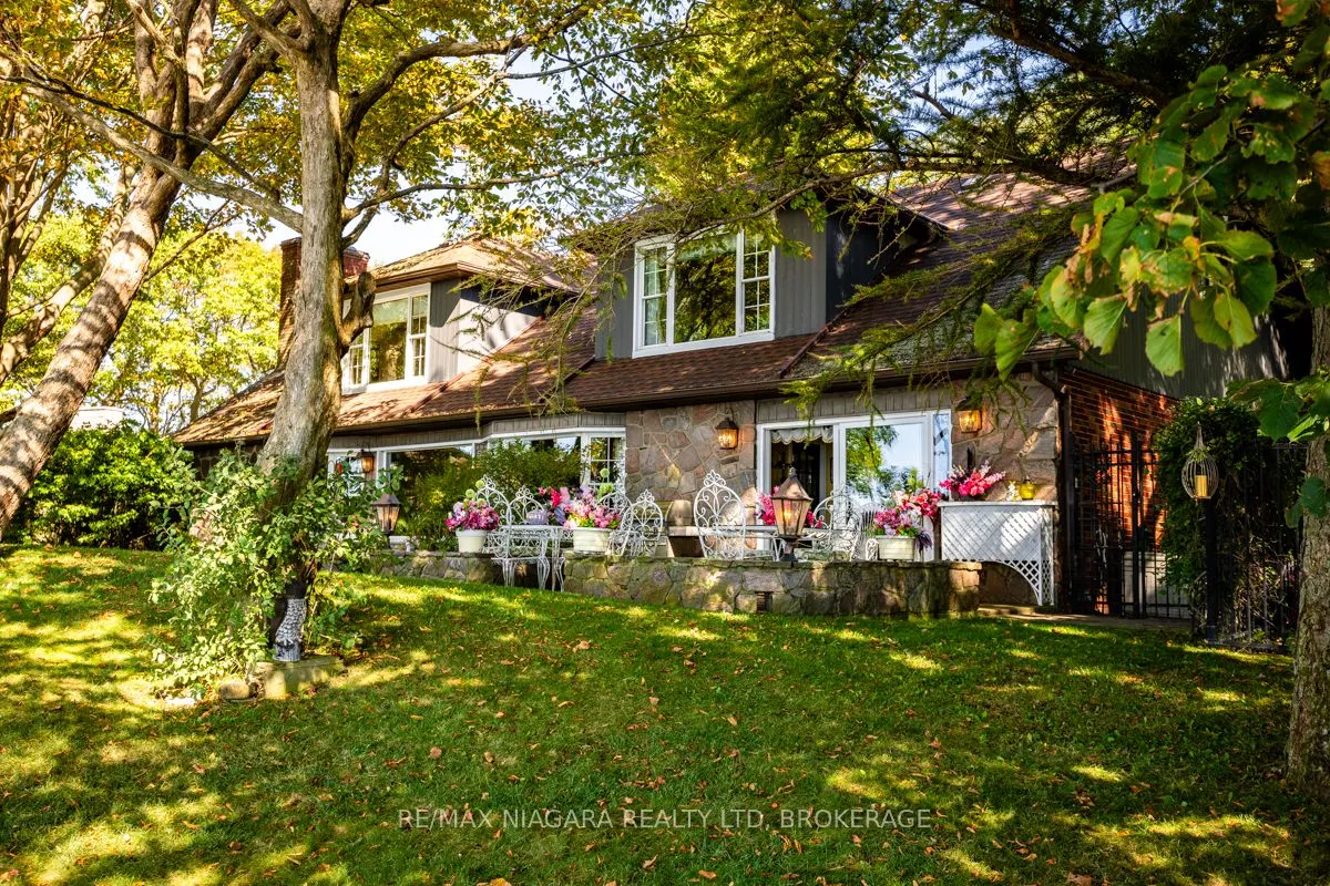735 Lakeshore Road E