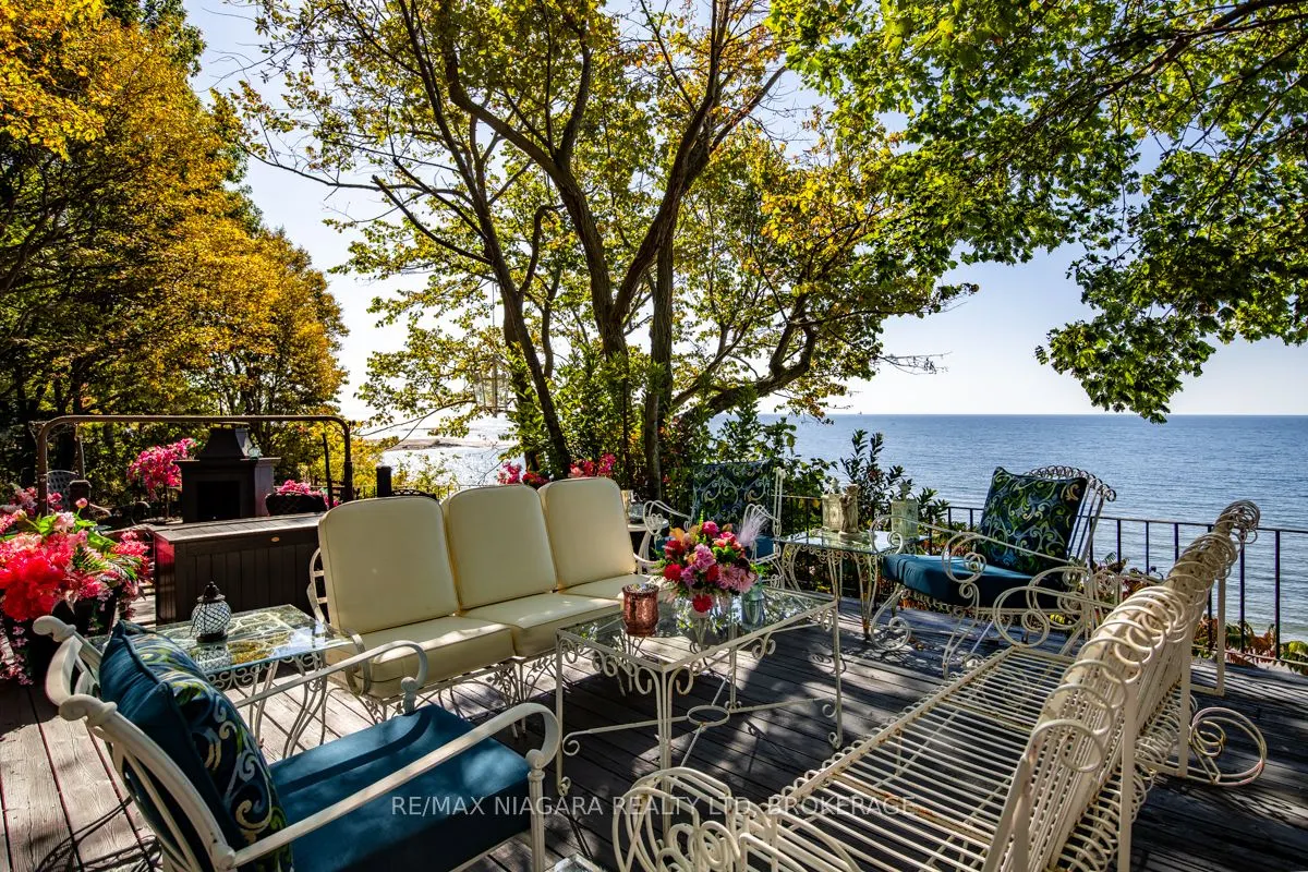 735 Lakeshore Road E