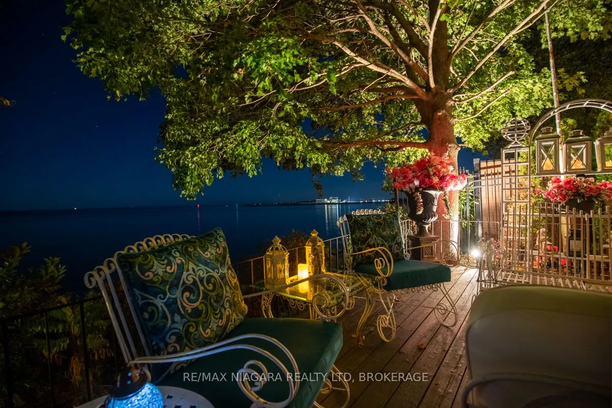 735 Lakeshore Road E