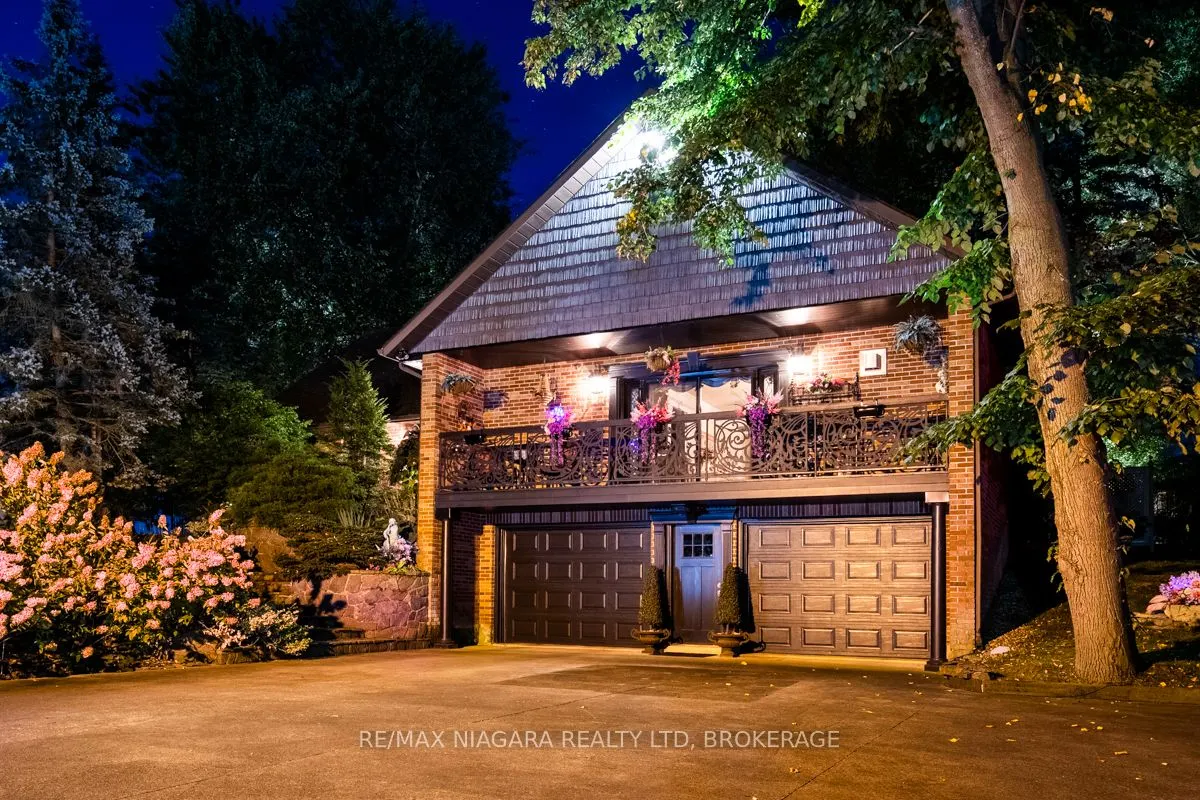 735 Lakeshore Road E
