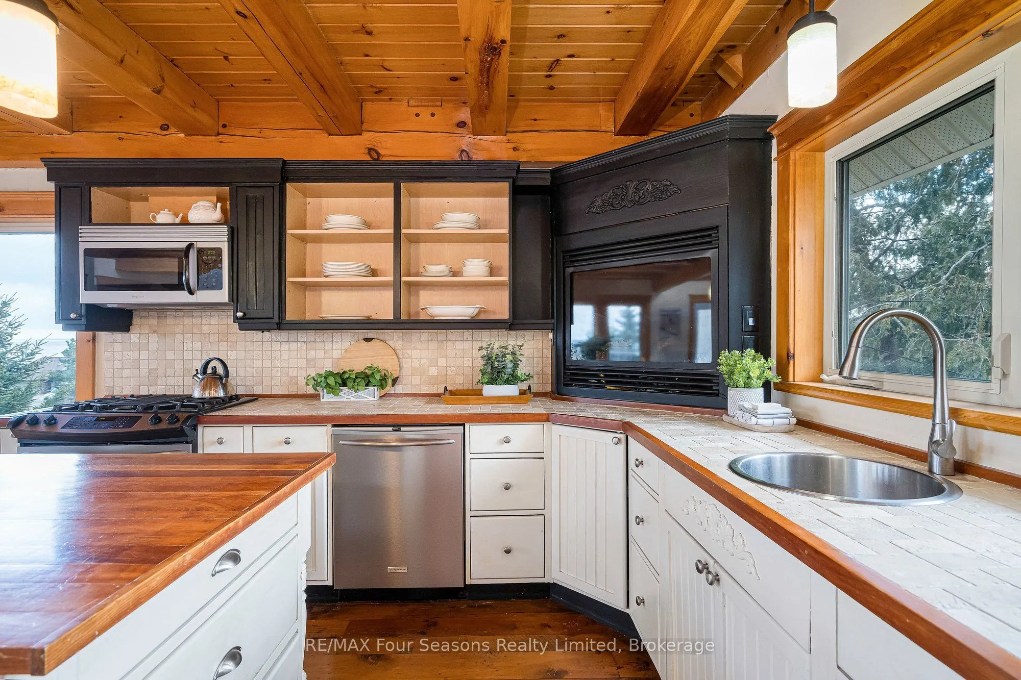 147 Lakeshore Road E