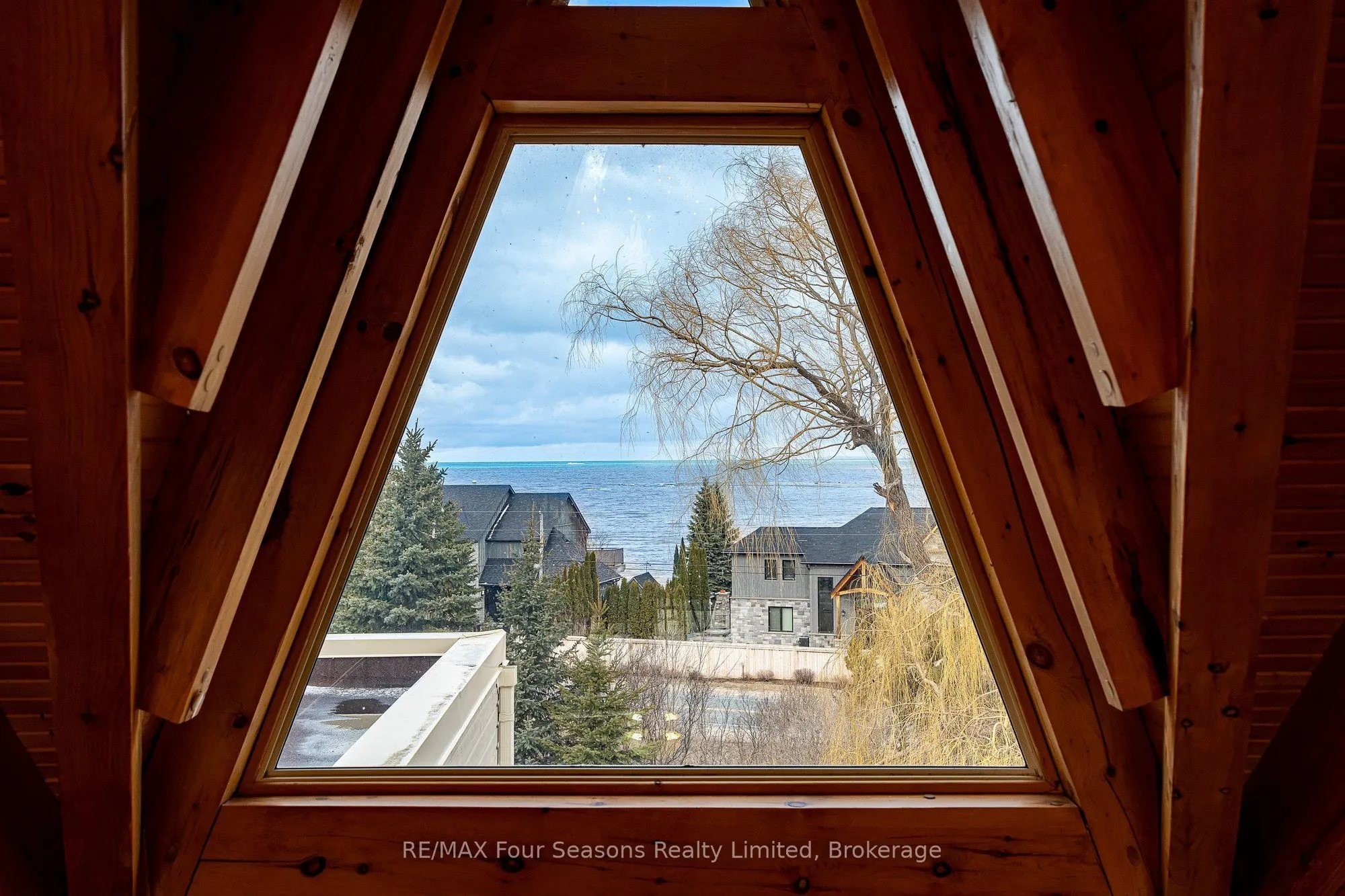 147 Lakeshore Road E