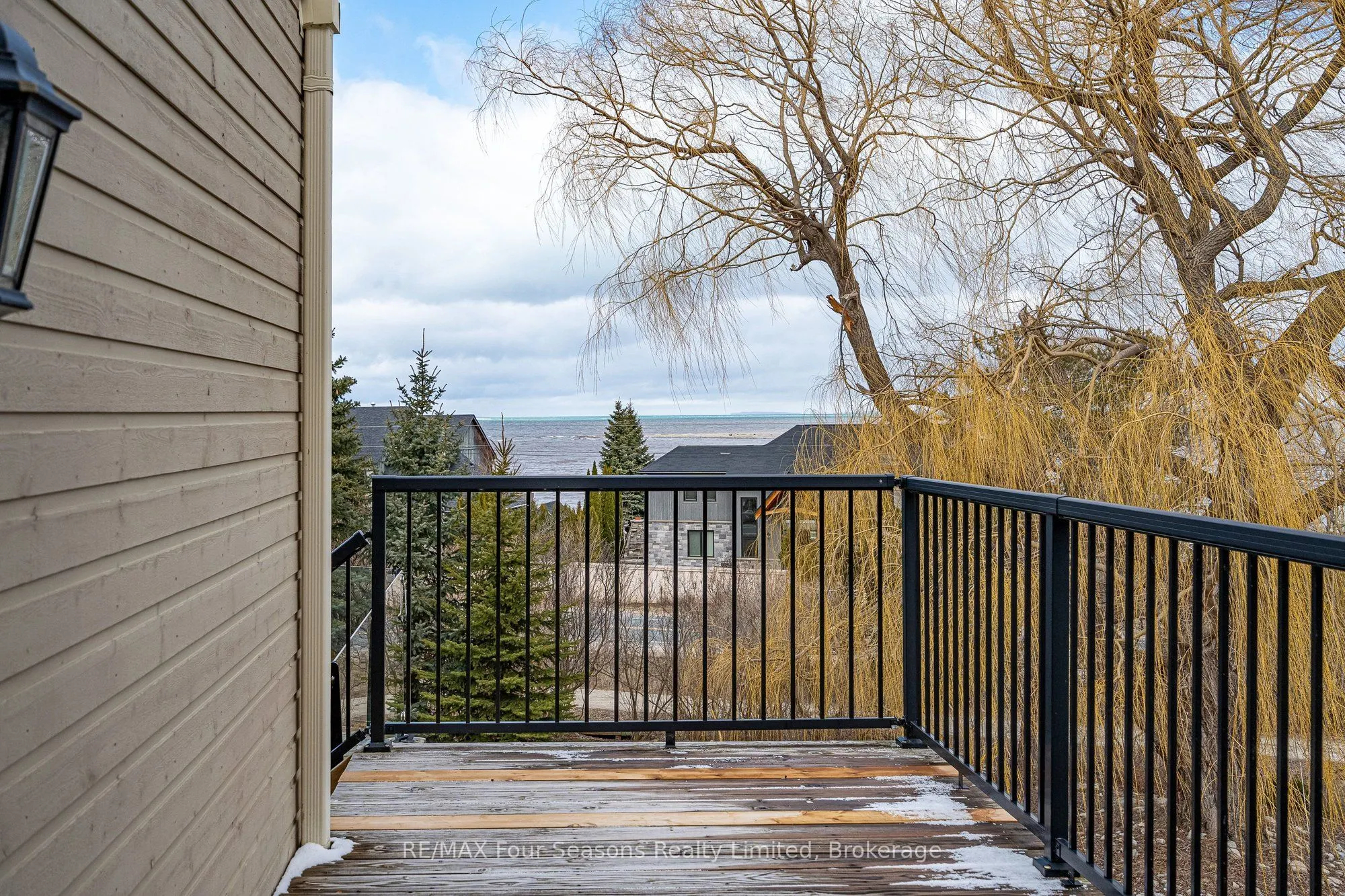 147 Lakeshore Road E