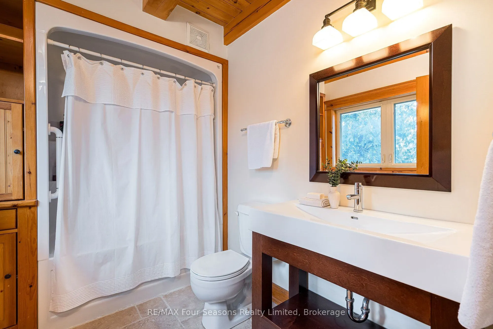 147 Lakeshore Road E