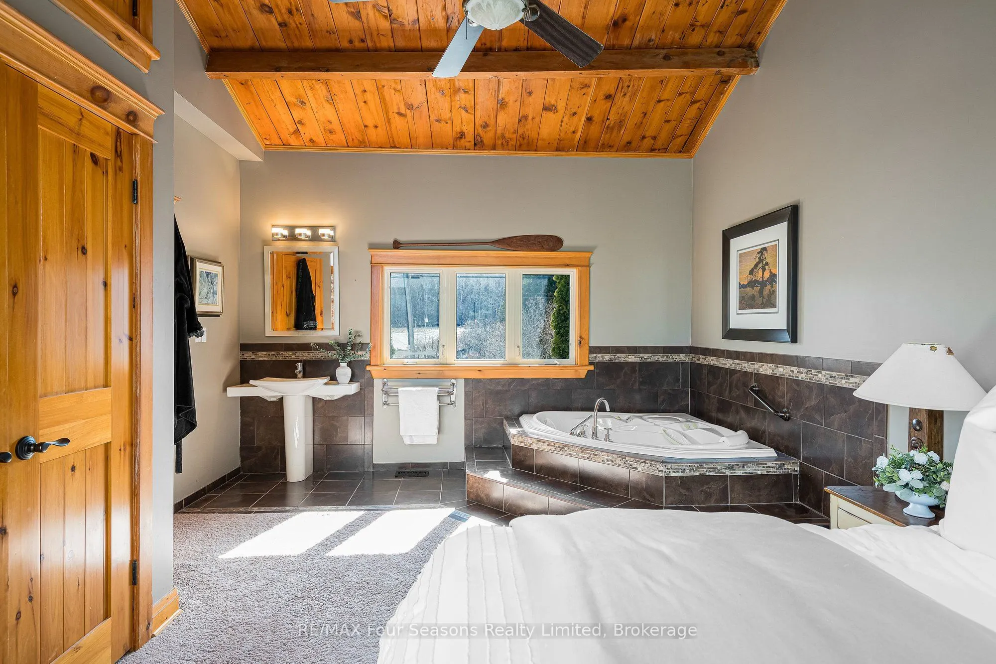 147 Lakeshore Road E