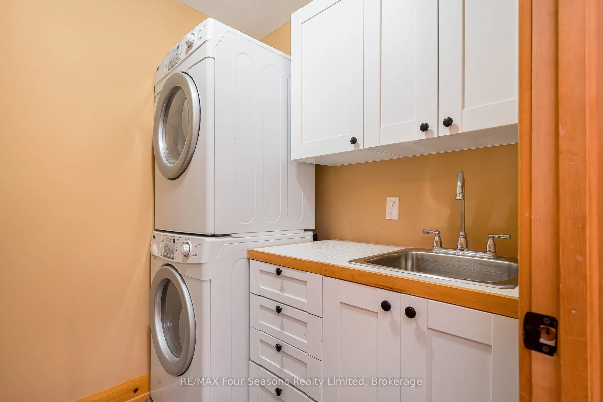 147 Lakeshore Road E