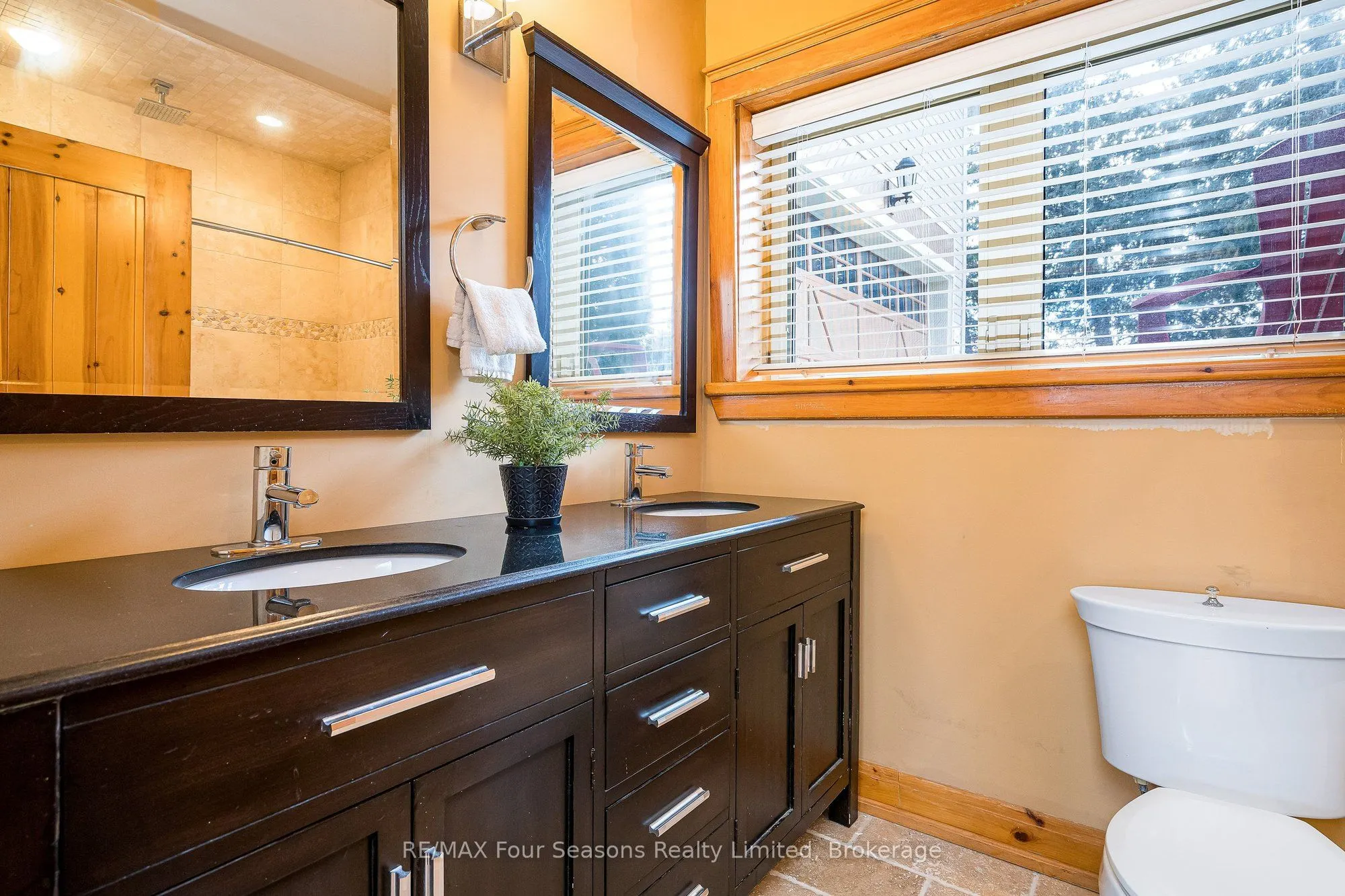 147 Lakeshore Road E