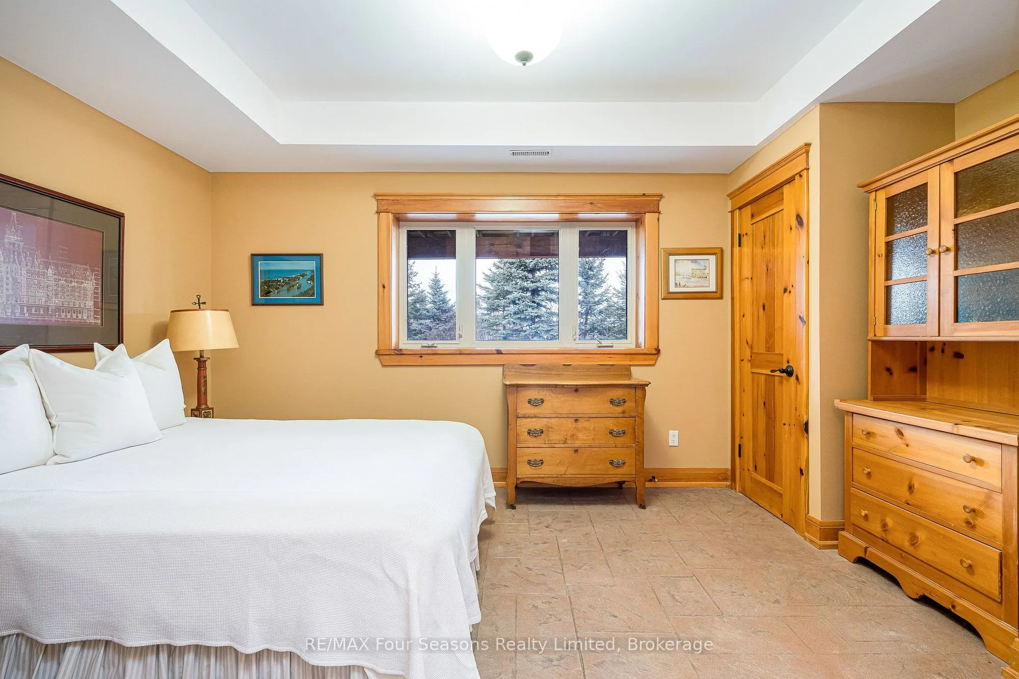 147 Lakeshore Road E
