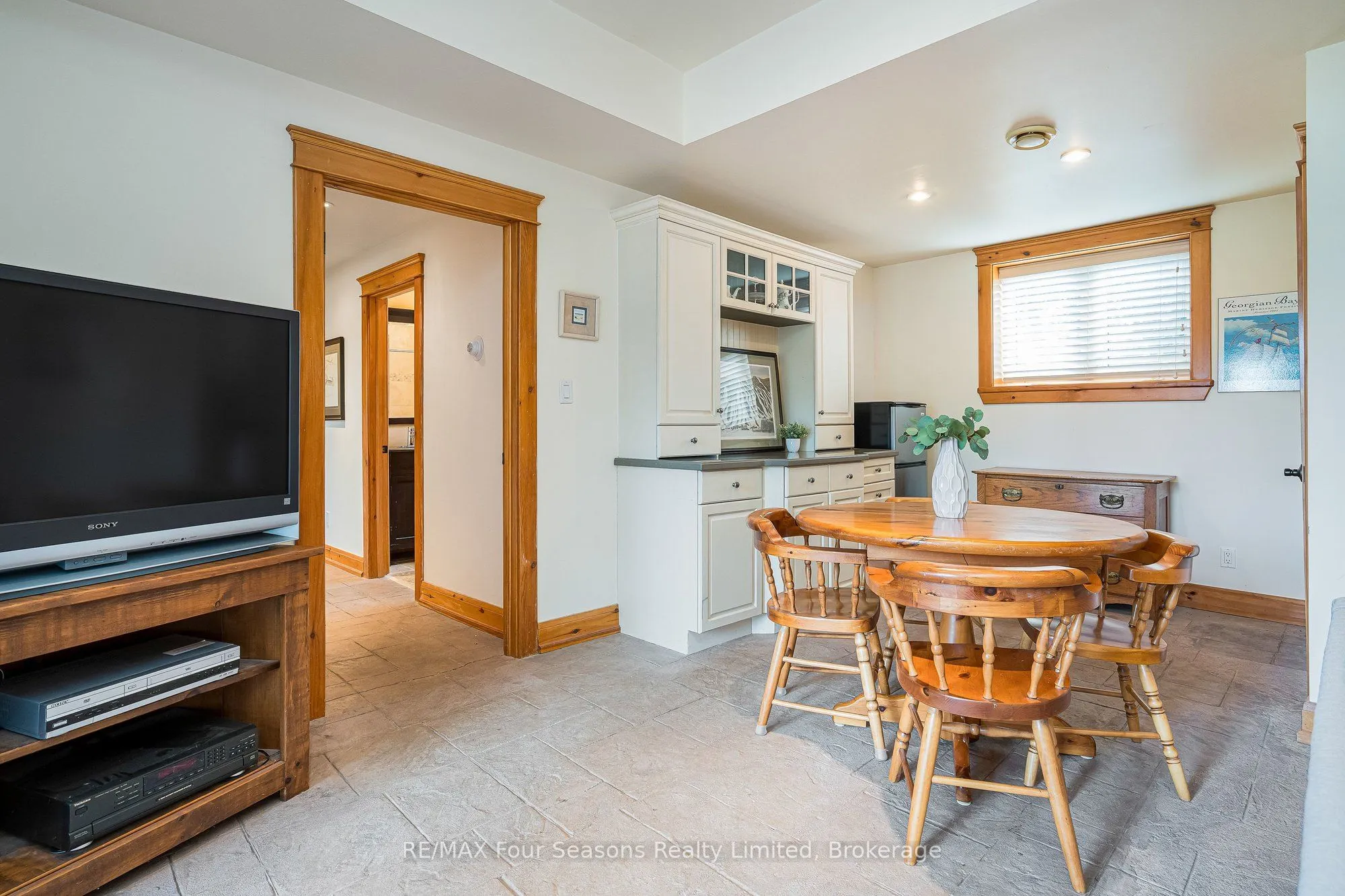 147 Lakeshore Road E
