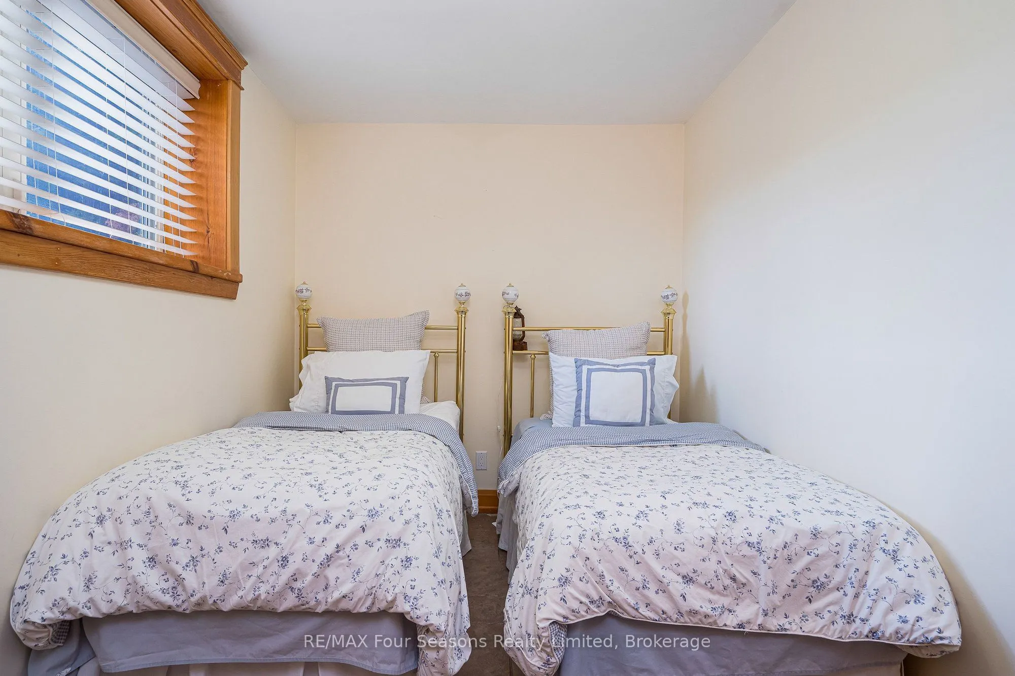 147 Lakeshore Road E