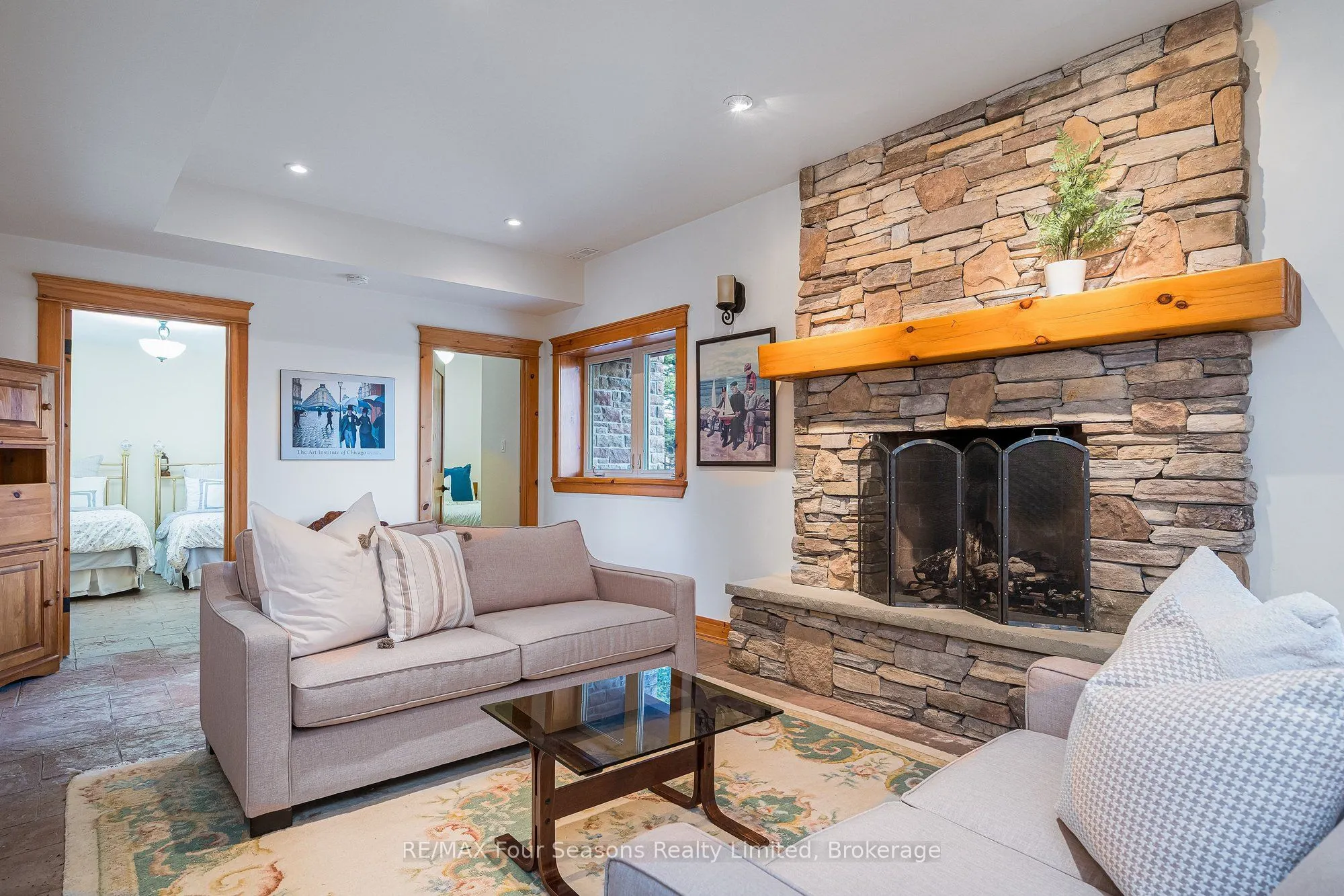 147 Lakeshore Road E