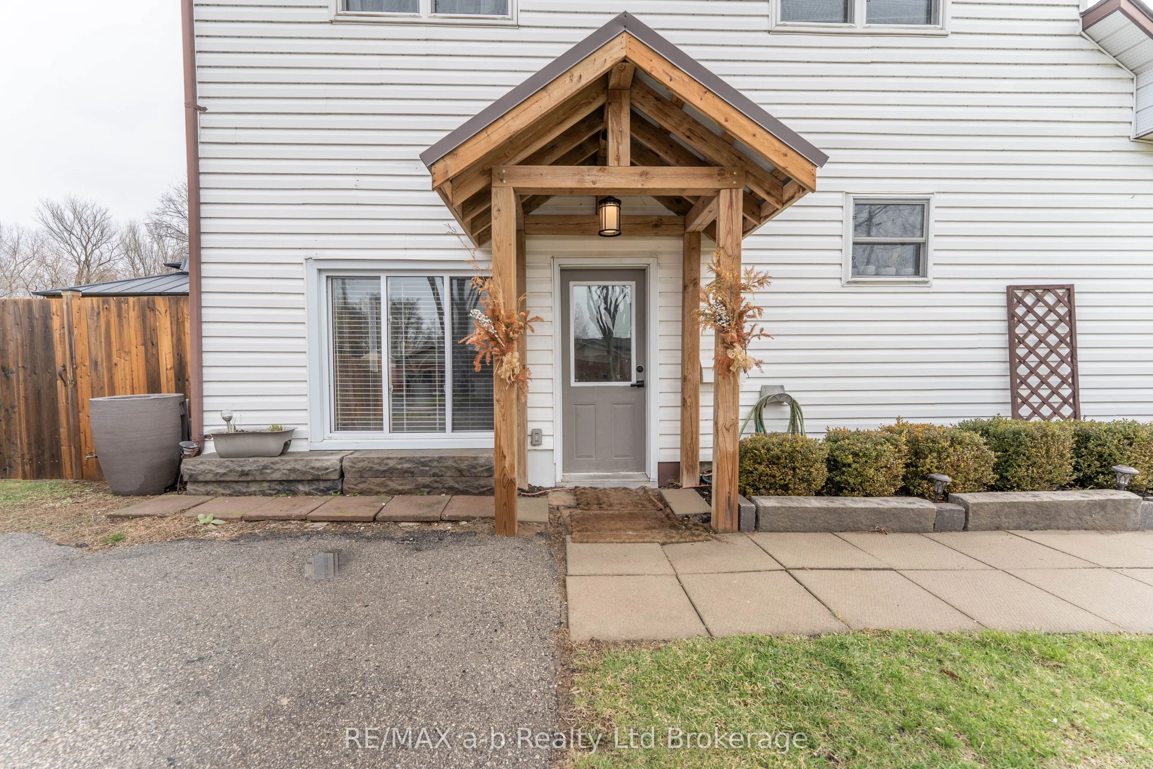 13 Potters Road N