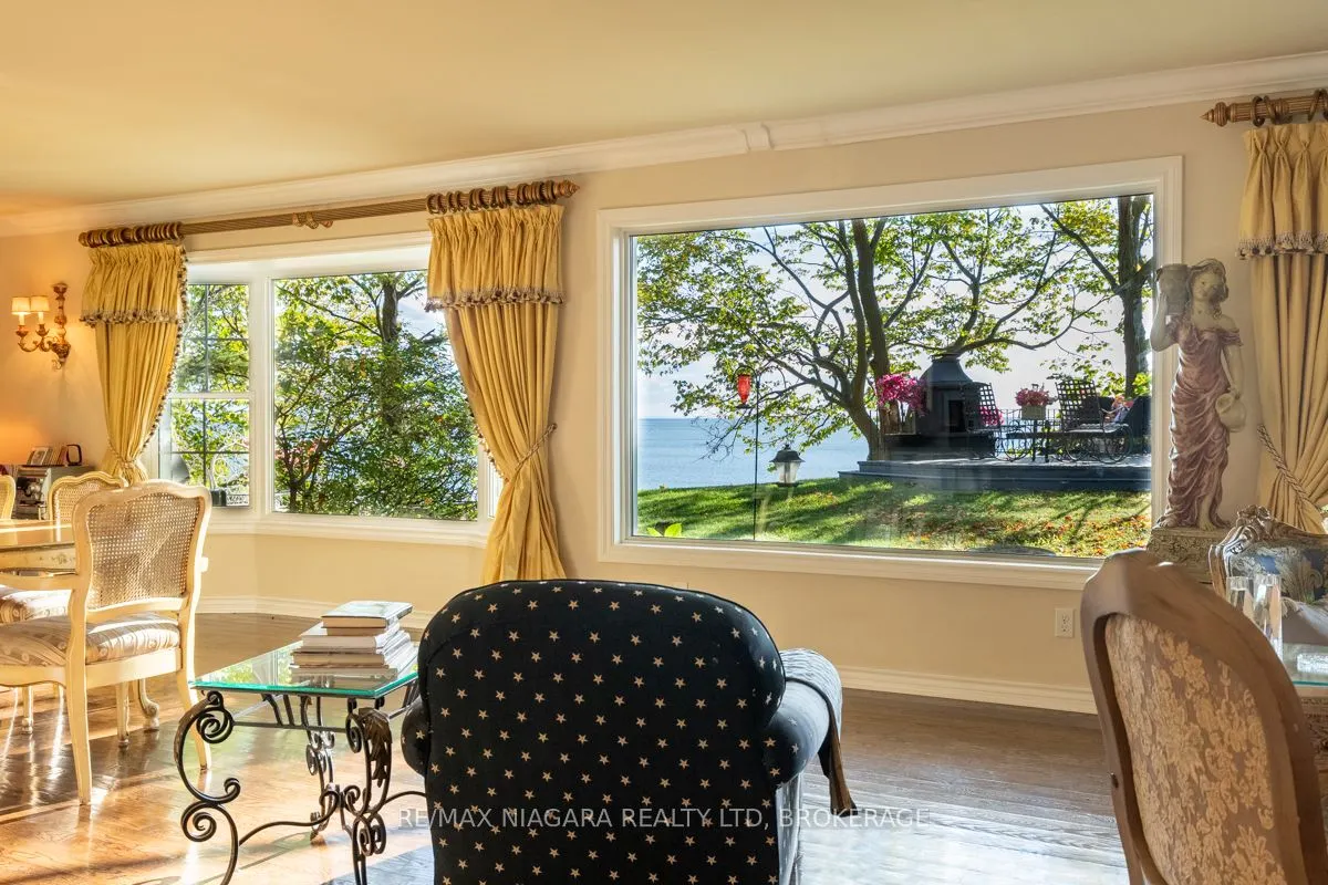 735 Lakeshore Road E