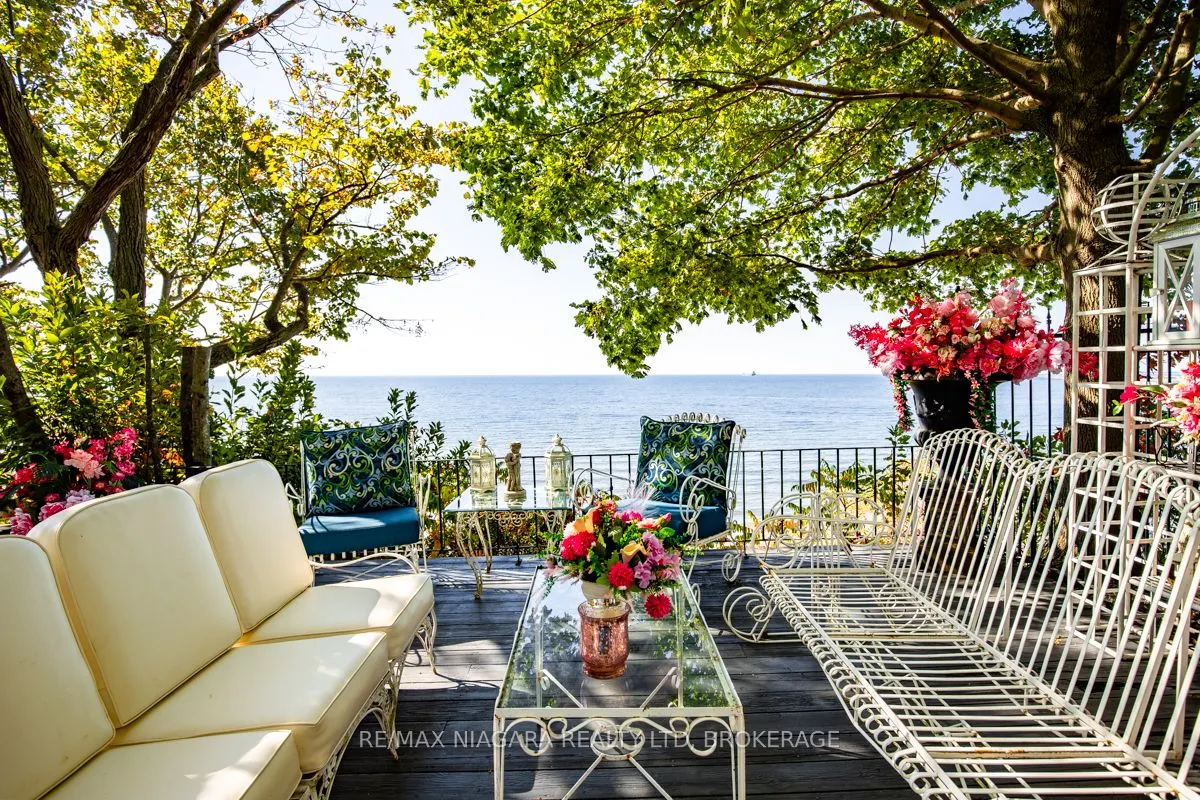 735 Lakeshore Road E