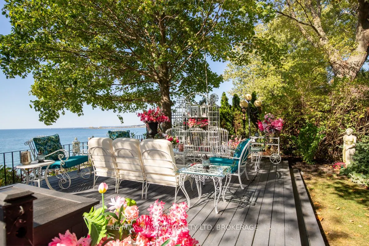 735 Lakeshore Road E