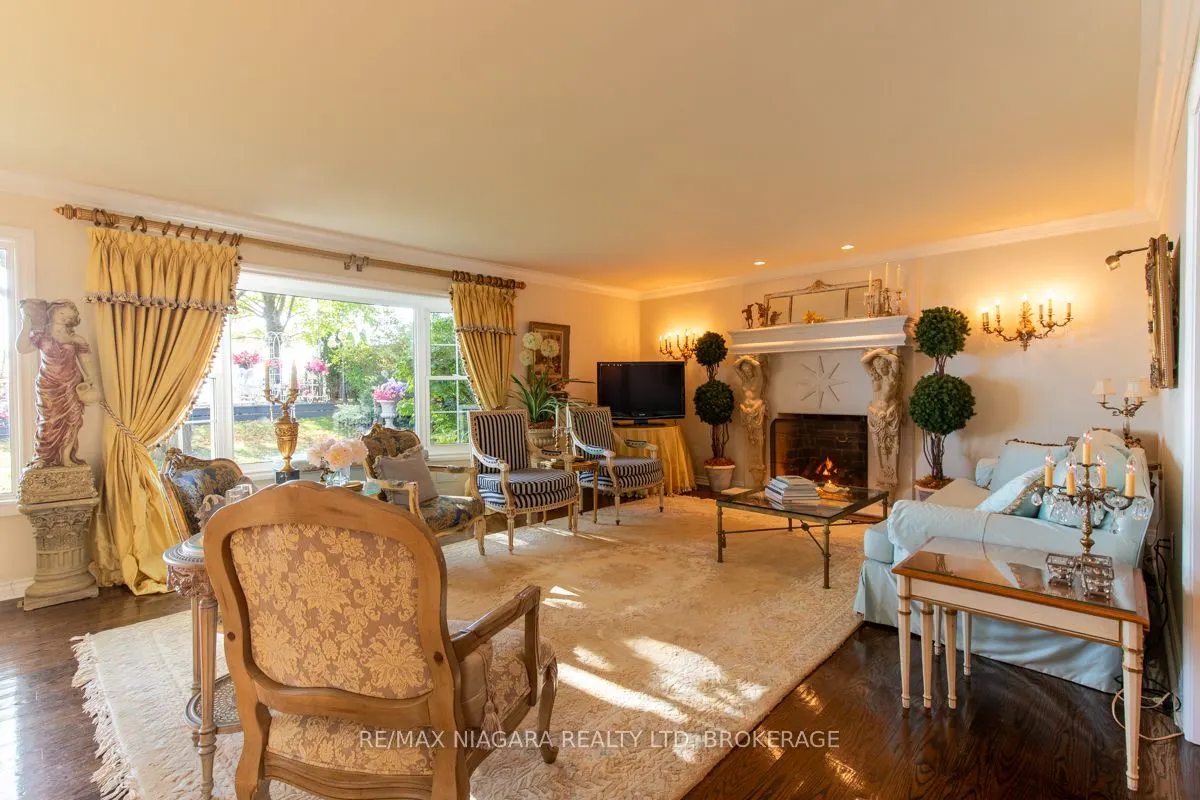 735 Lakeshore Road E