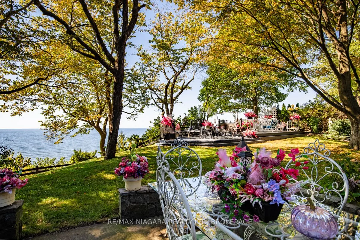 735 Lakeshore Road E