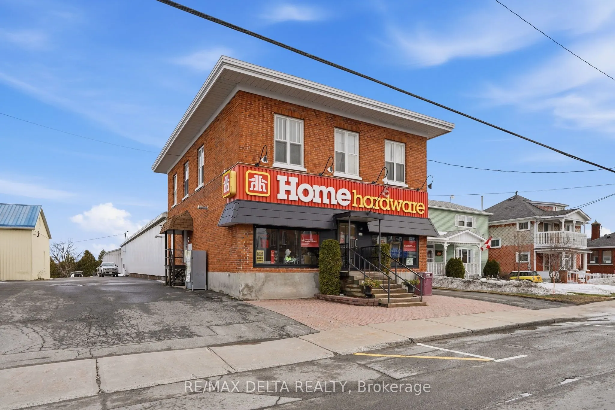 17 Main Street E