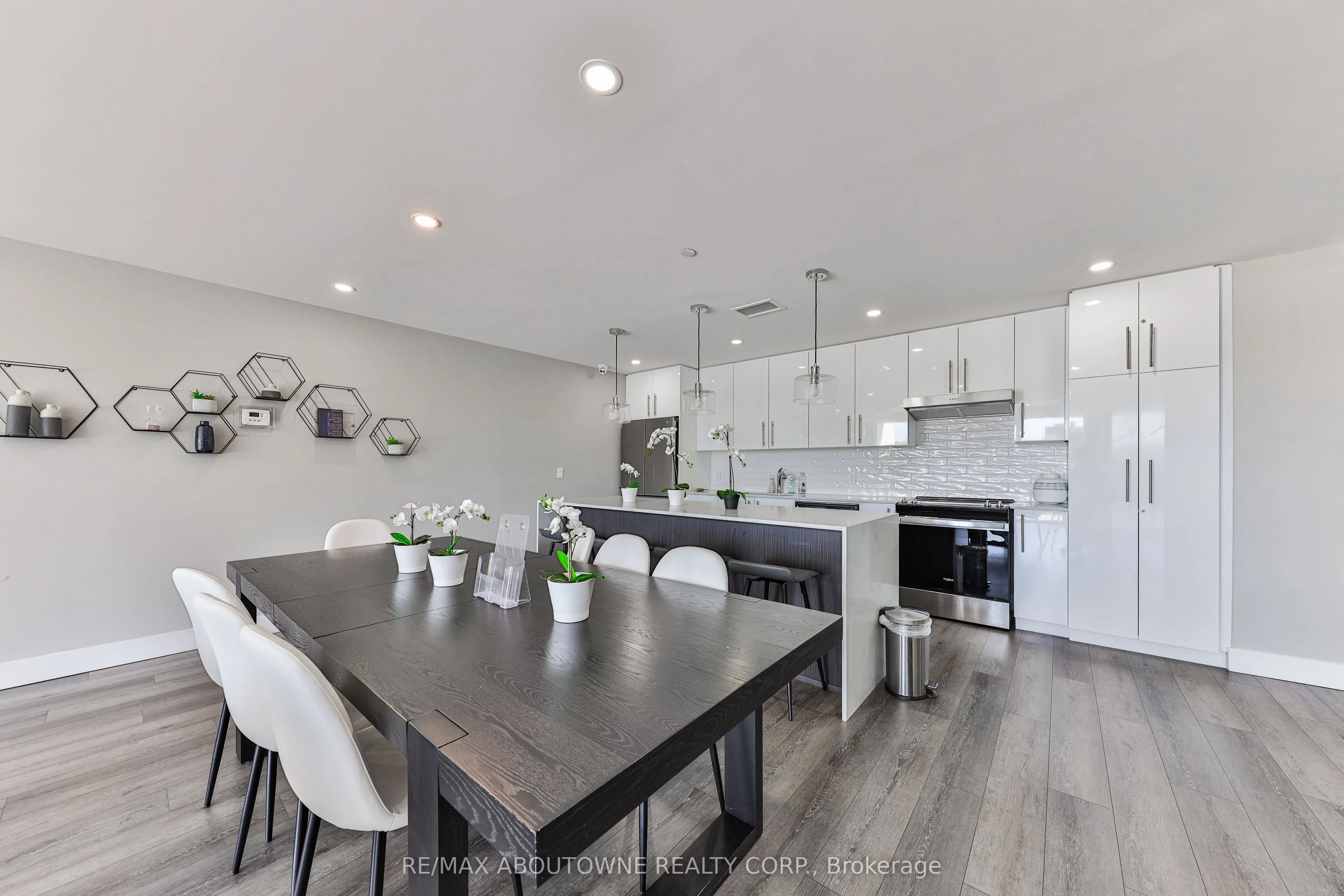 15 QUEEN Street #1806
