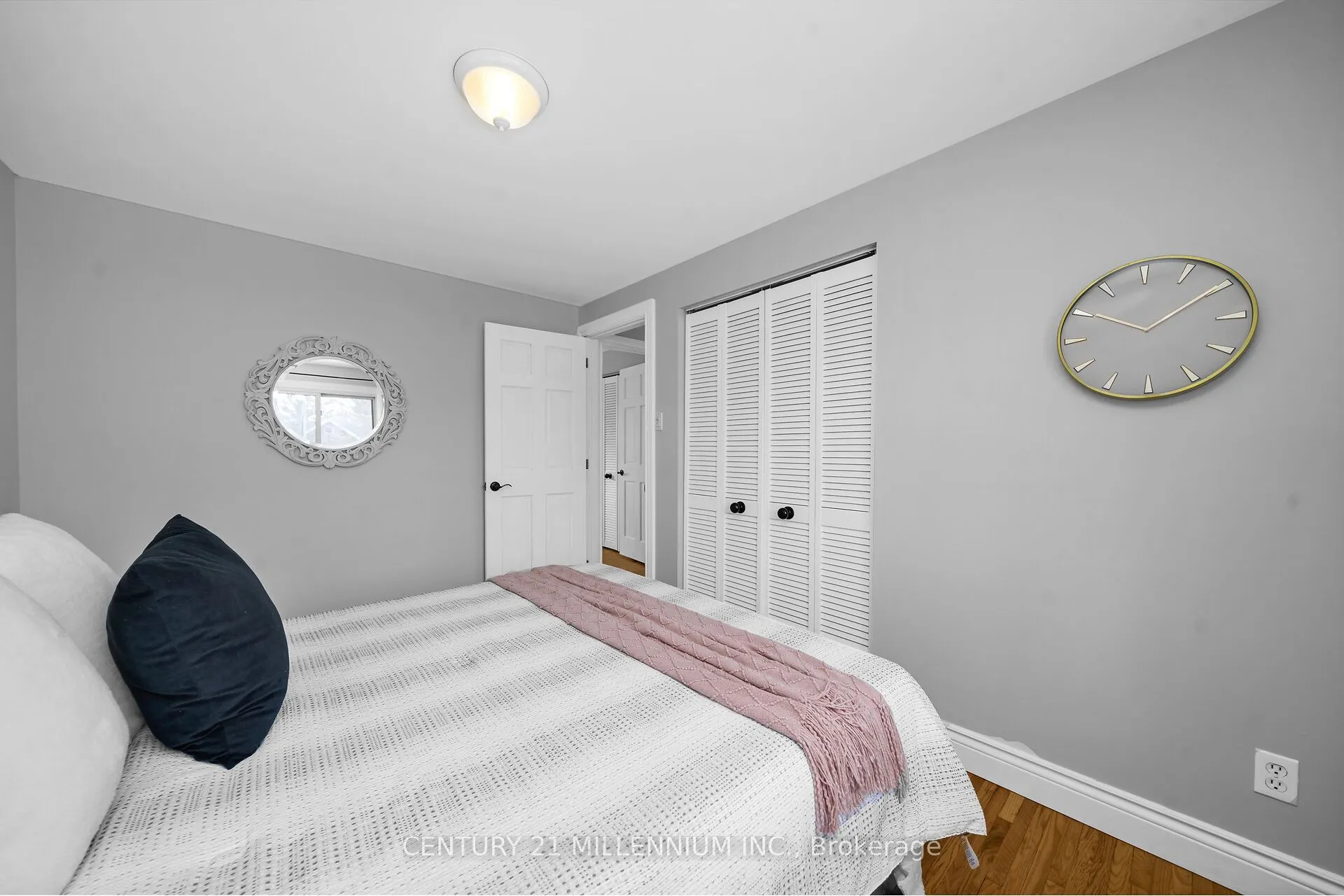 27 Dundas Street W