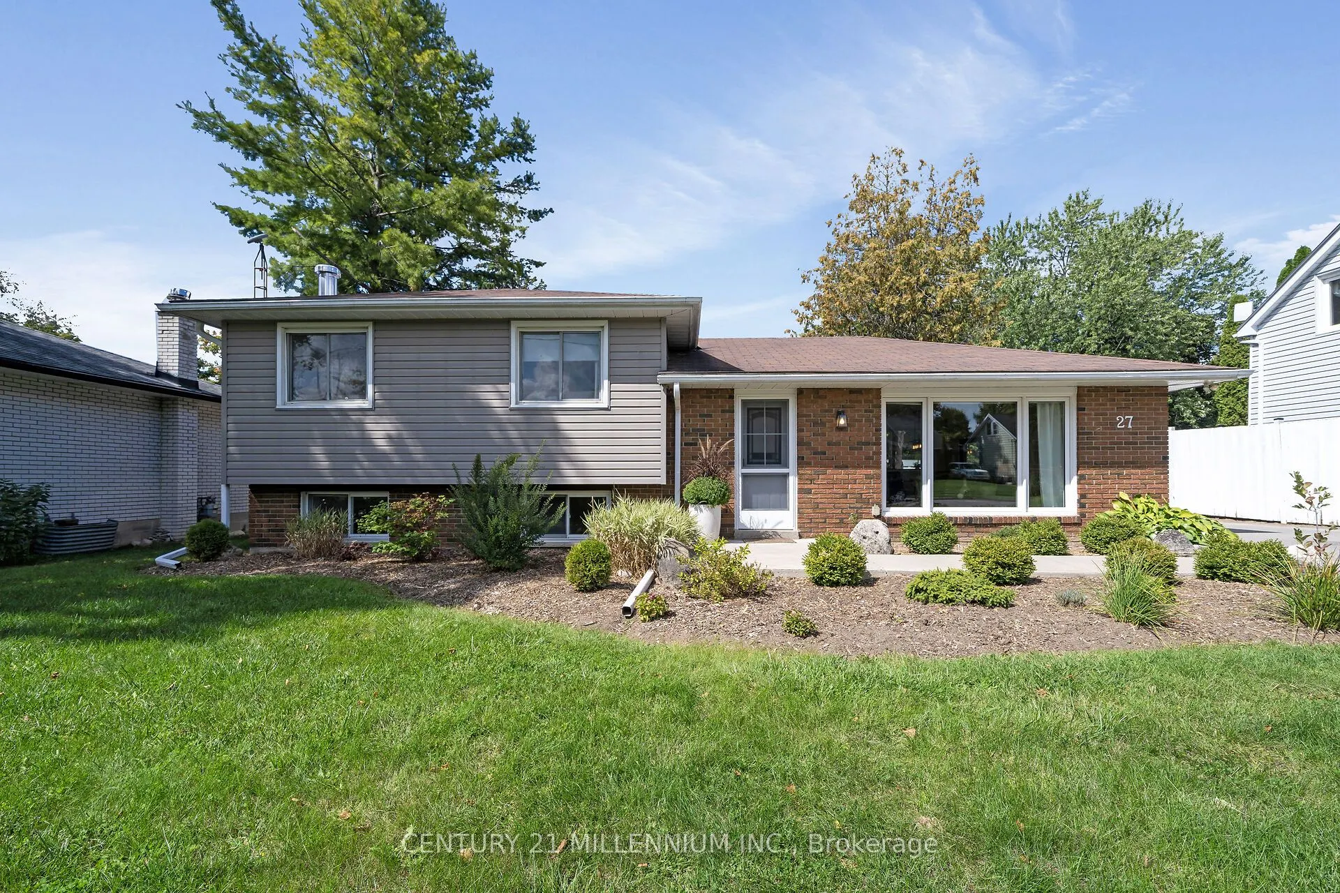 27 Dundas Street W