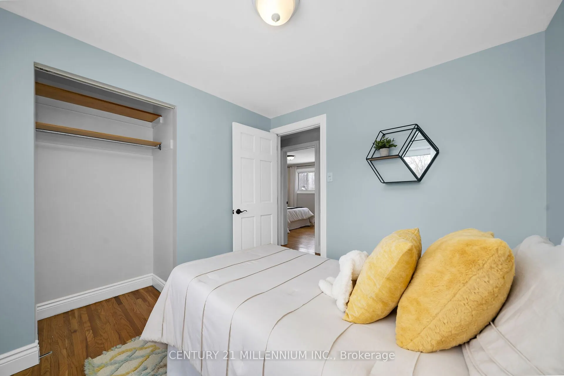 27 Dundas Street W