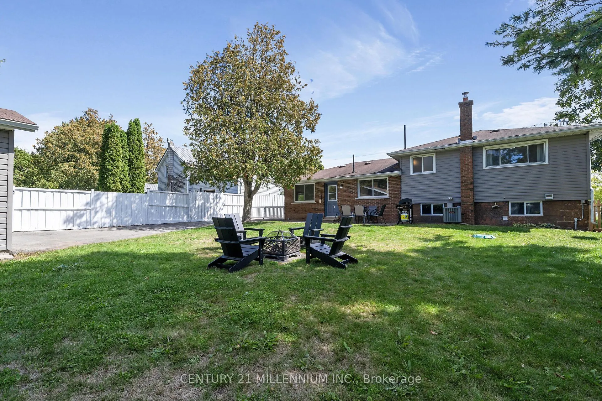 27 Dundas Street W