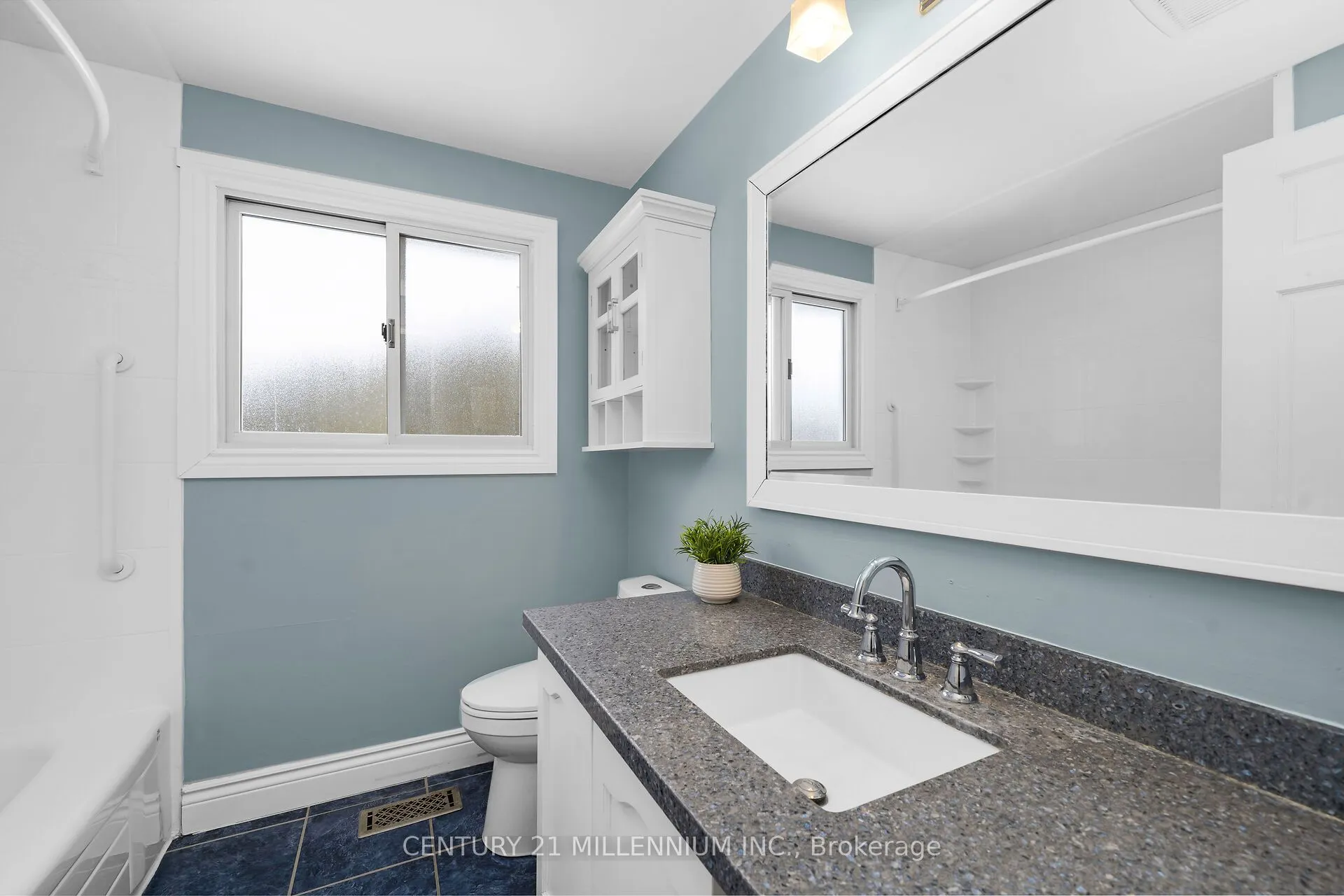 27 Dundas Street W
