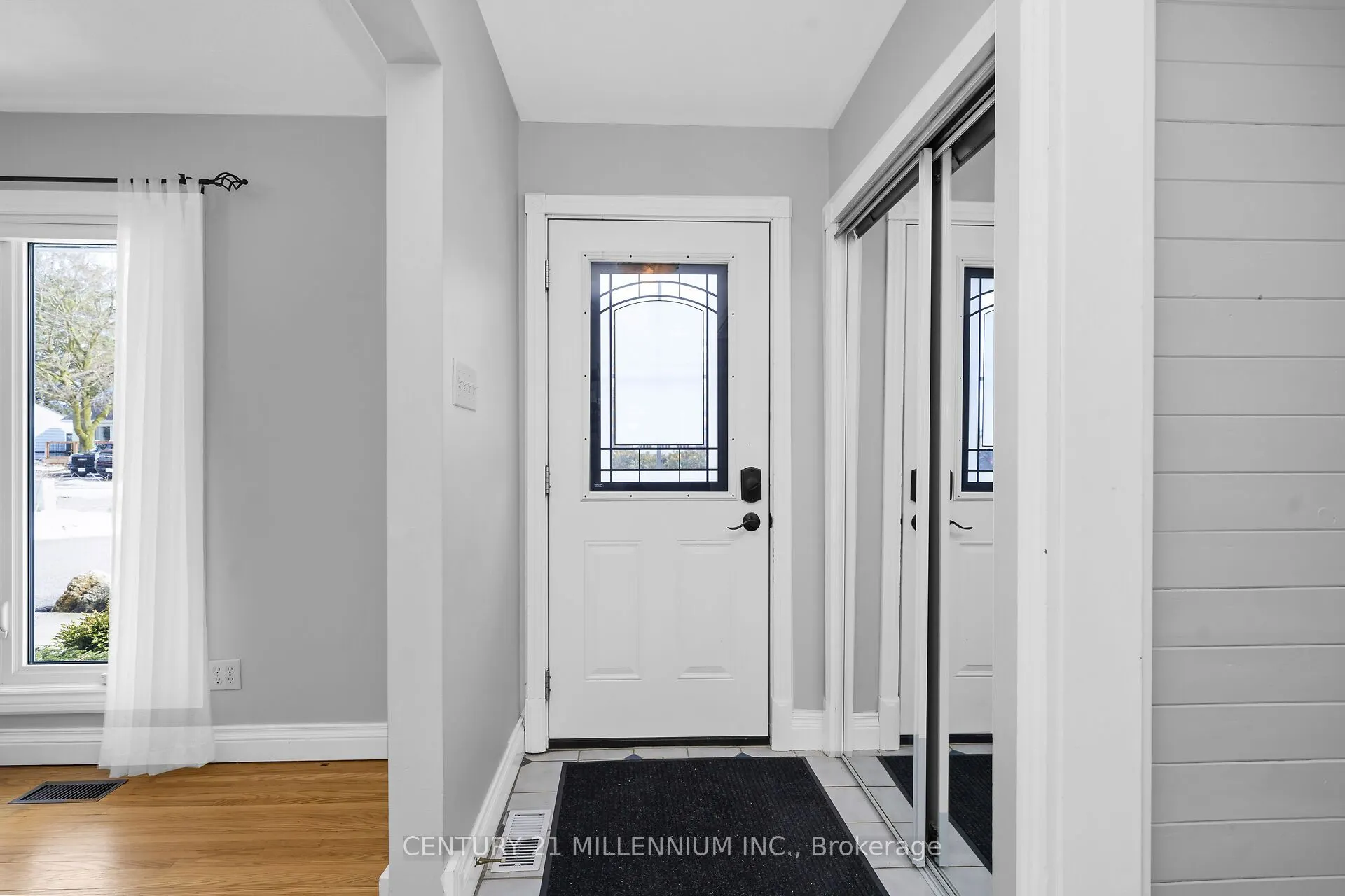 27 Dundas Street W