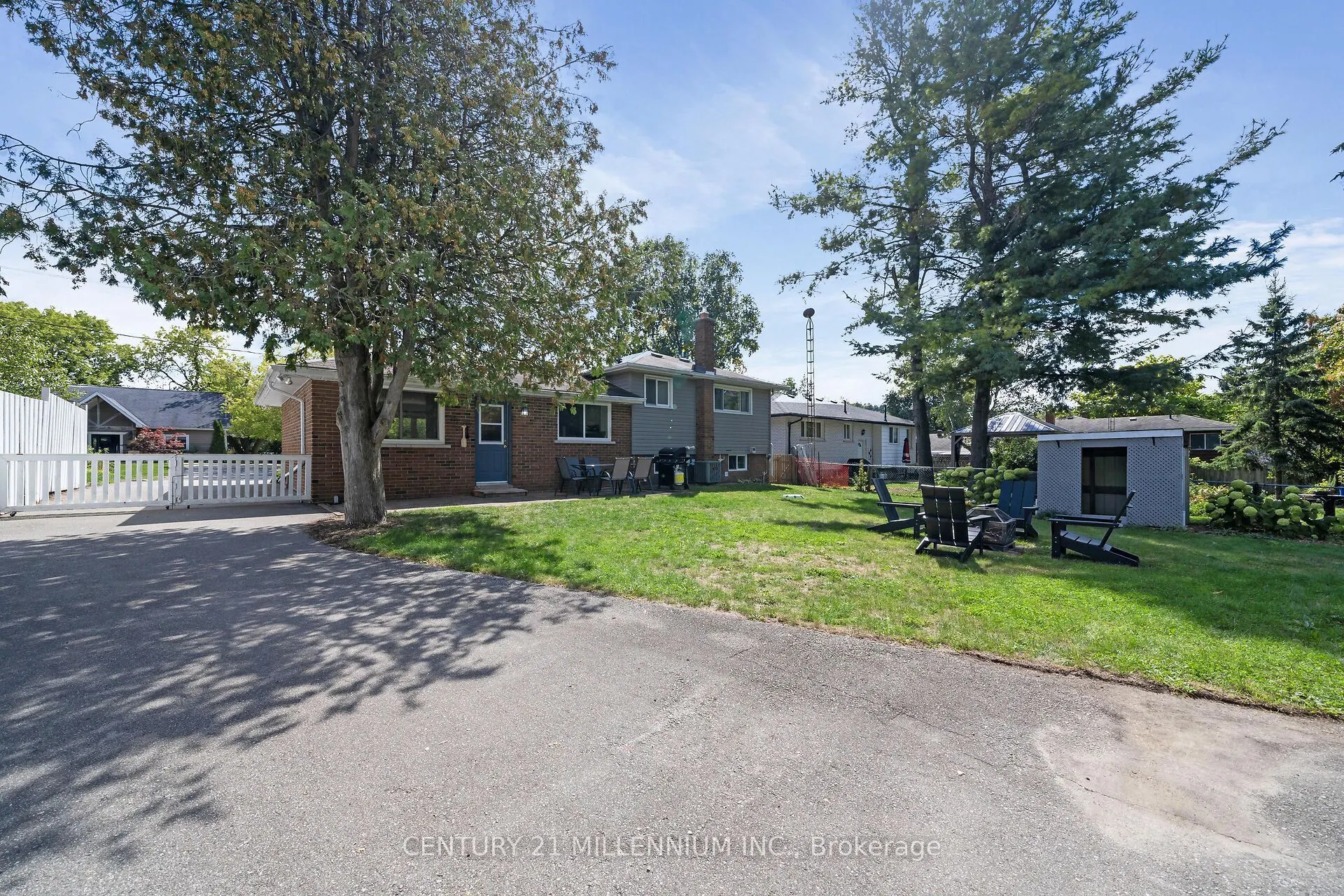 27 Dundas Street W