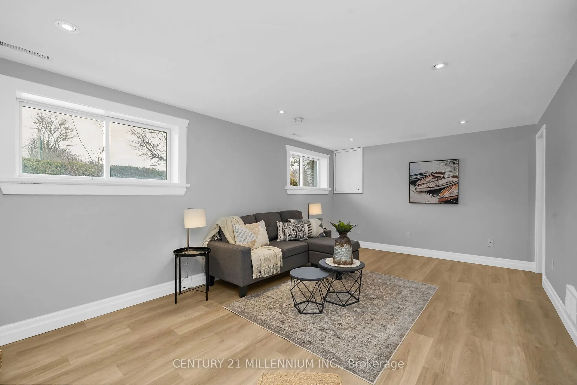 27 Dundas Street W