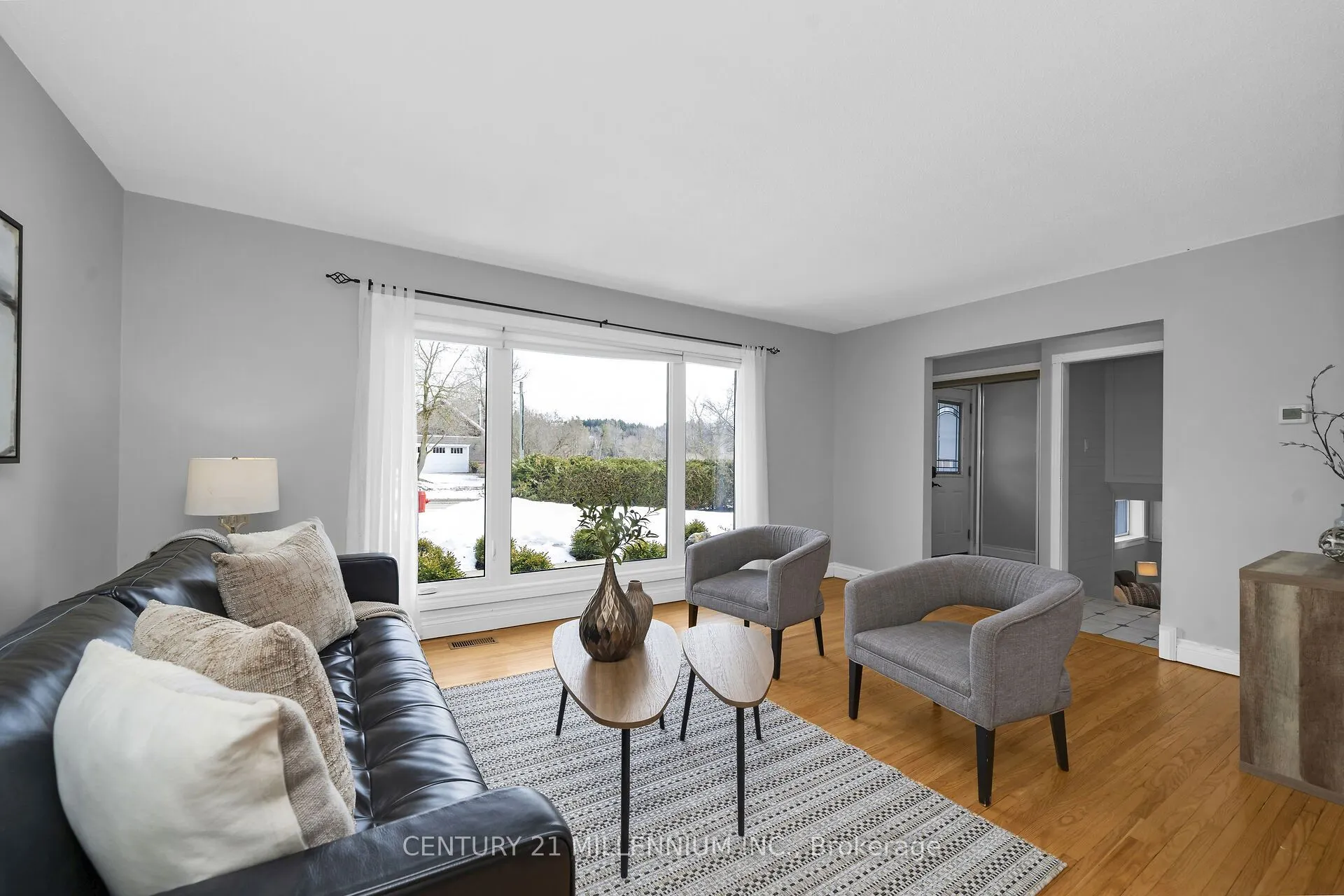 27 Dundas Street W