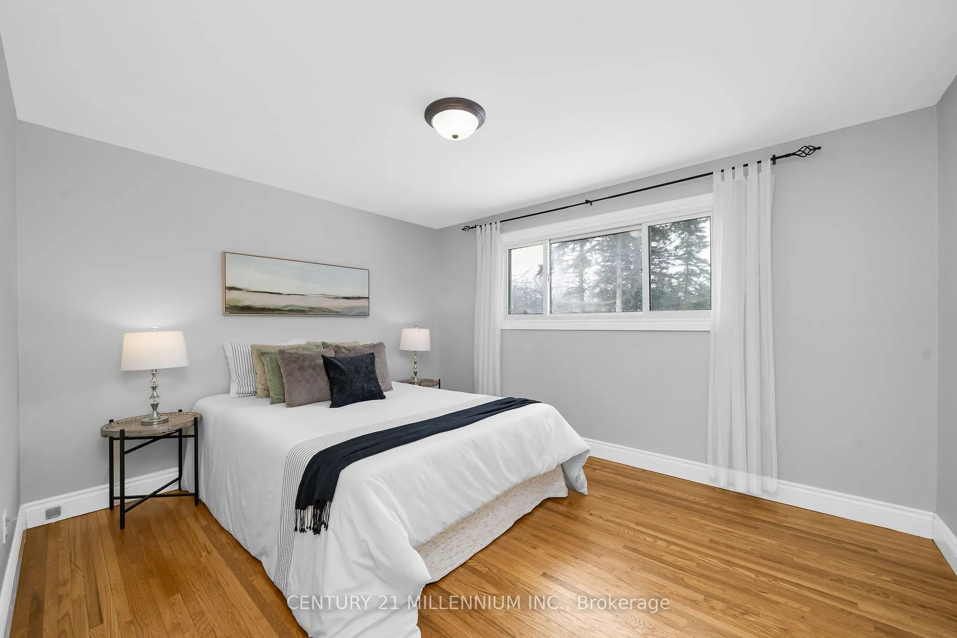 27 Dundas Street W