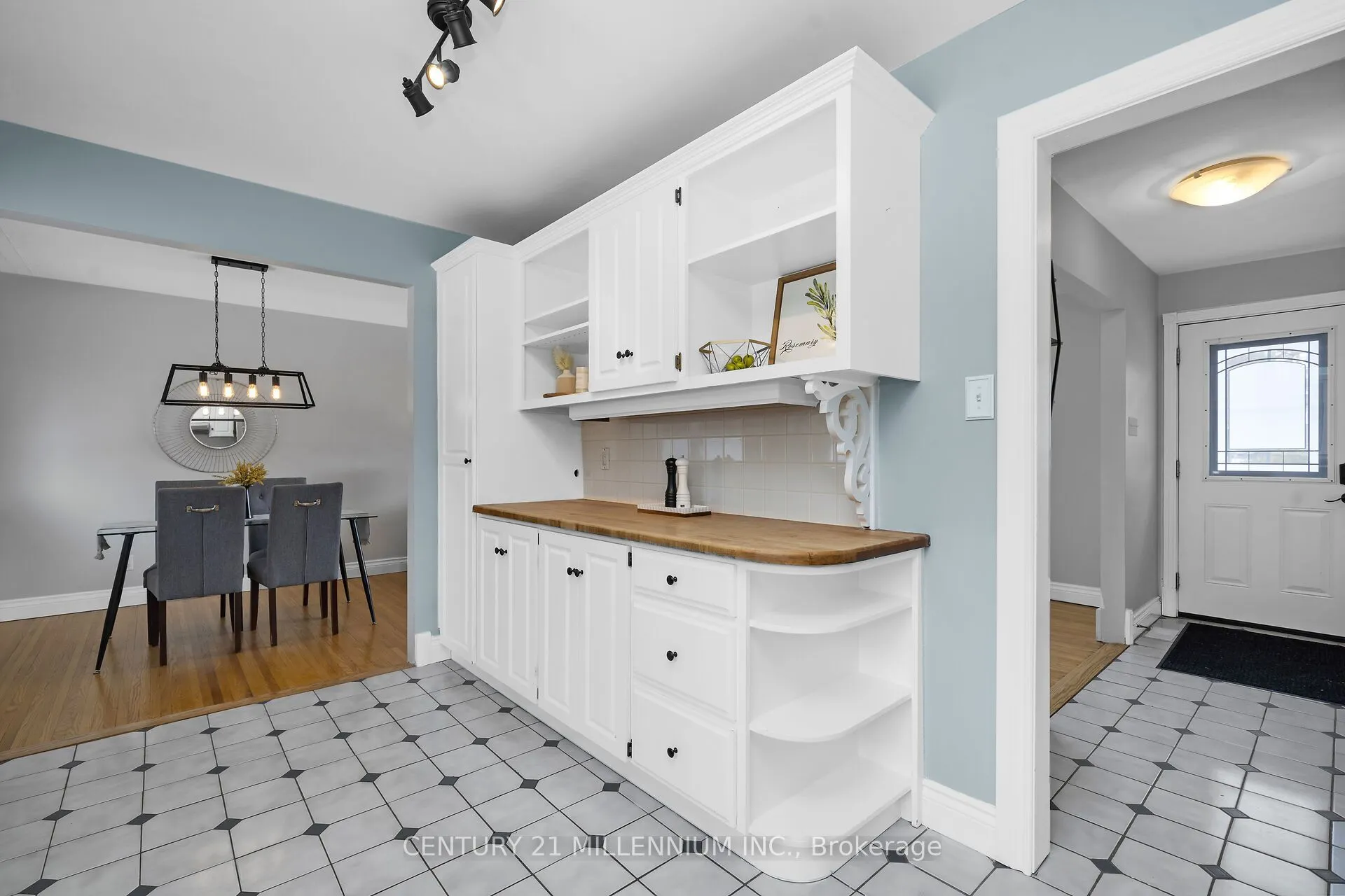 27 Dundas Street W