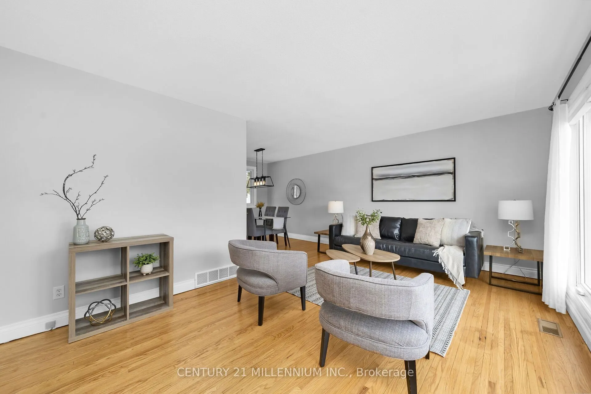 27 Dundas Street W