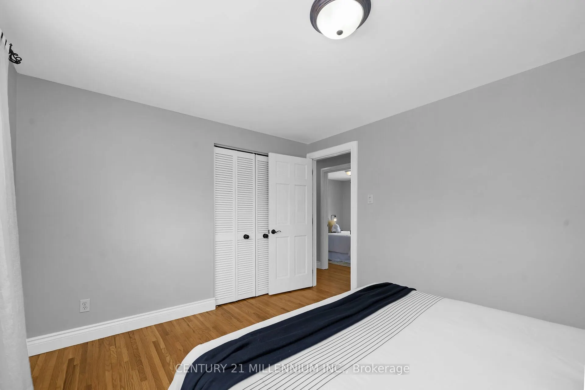 27 Dundas Street W