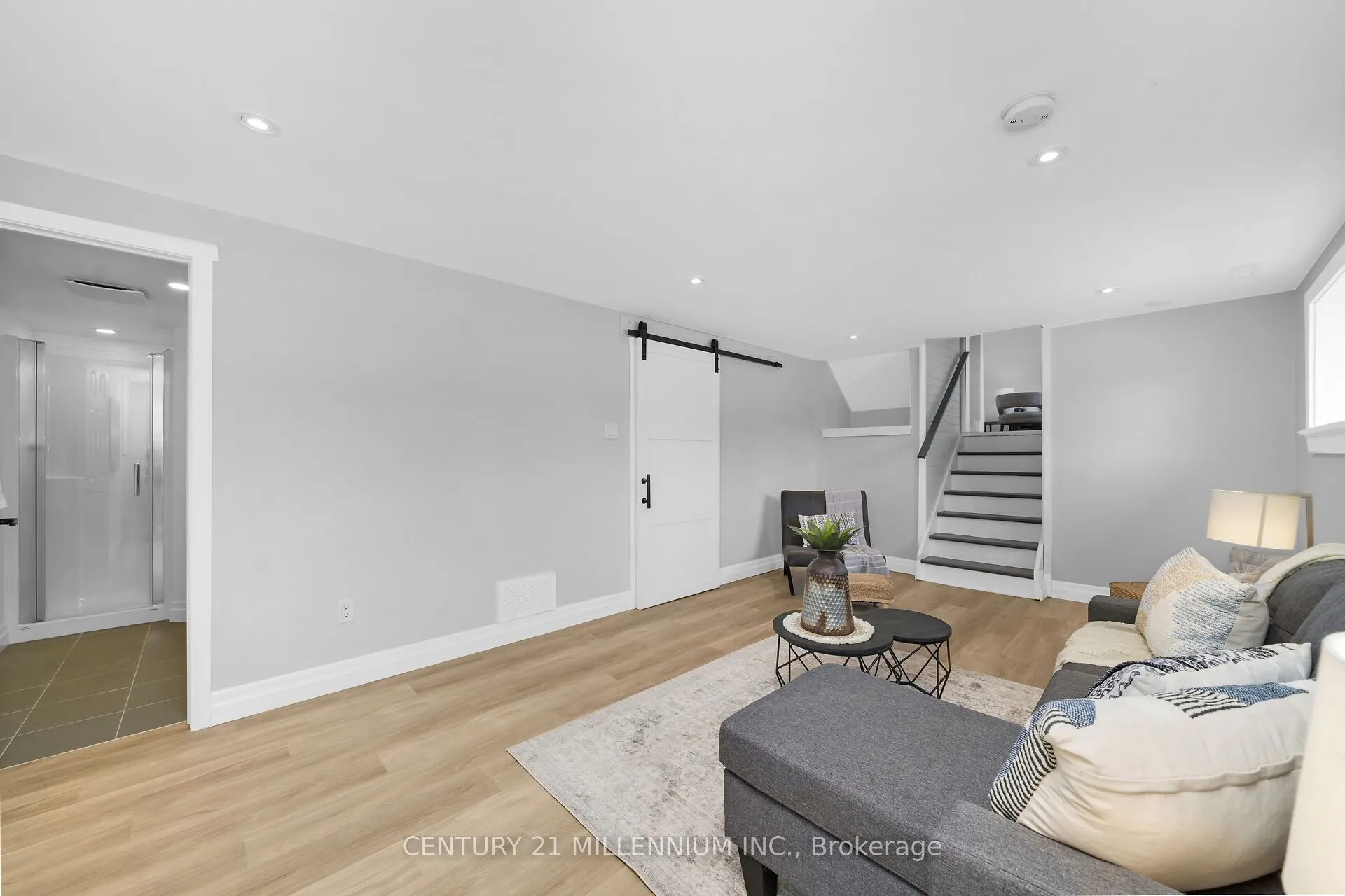 27 Dundas Street W