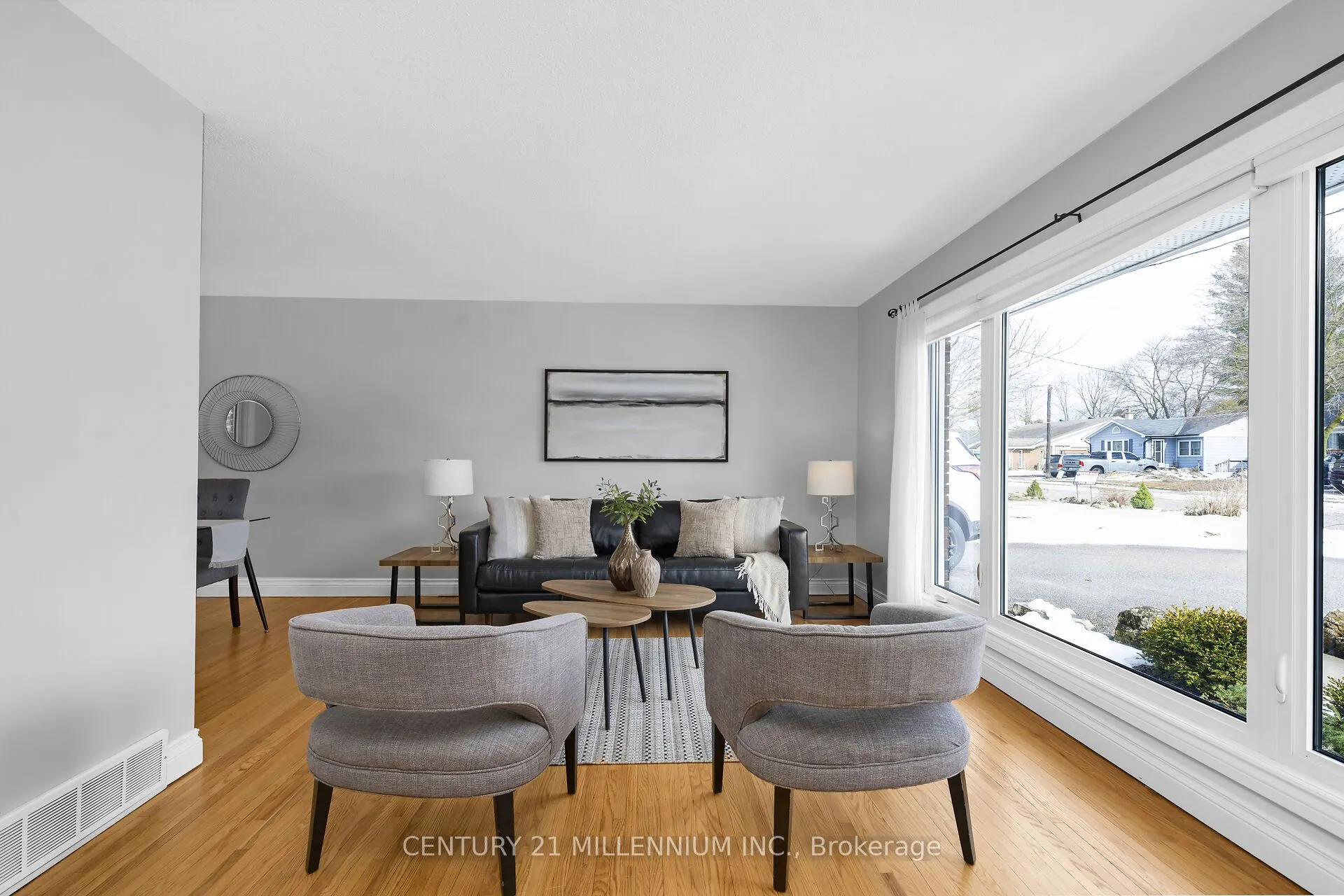 27 Dundas Street W
