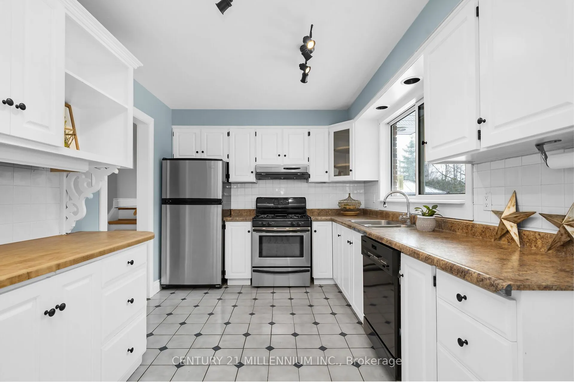 27 Dundas Street W