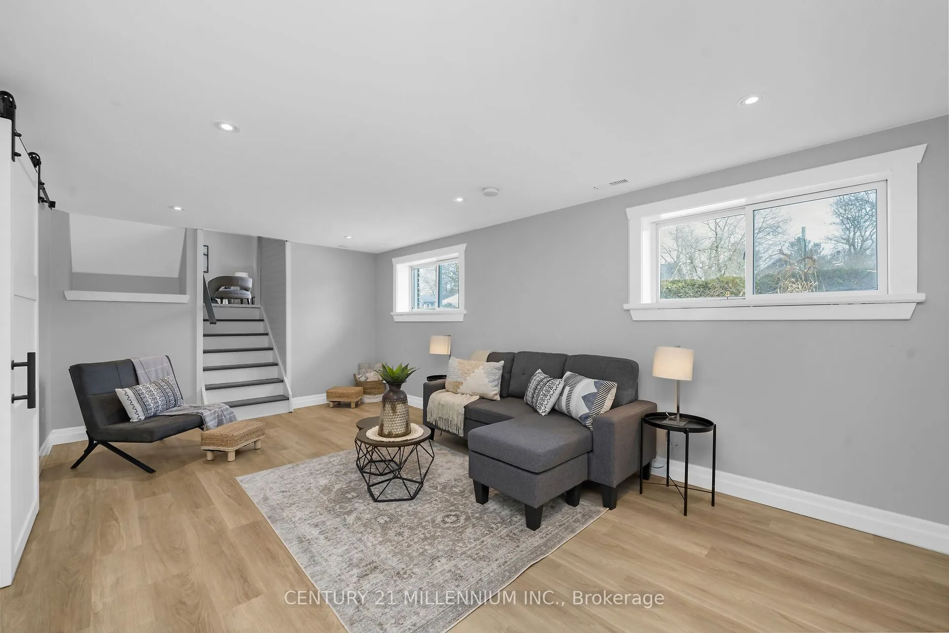 27 Dundas Street W