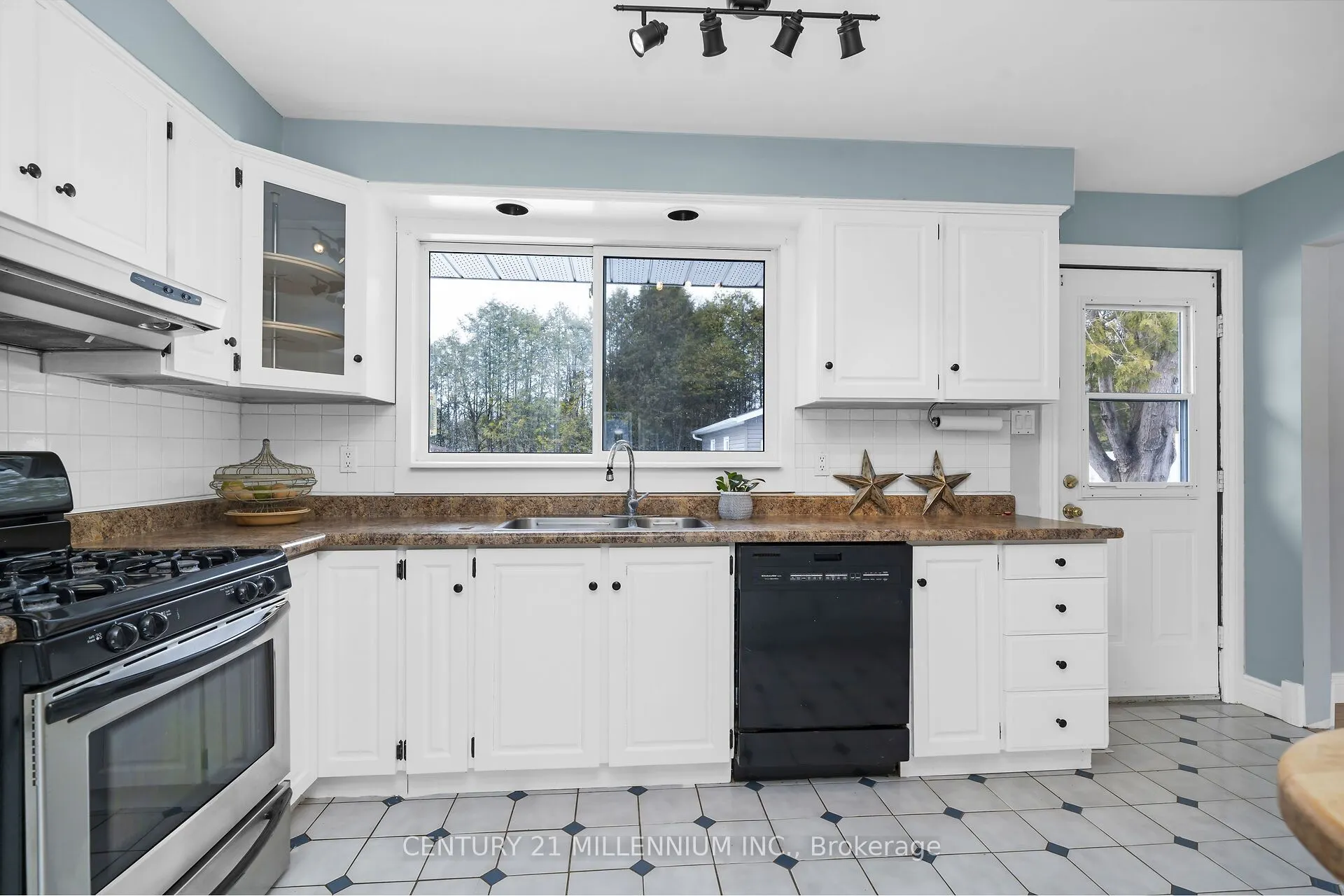 27 Dundas Street W