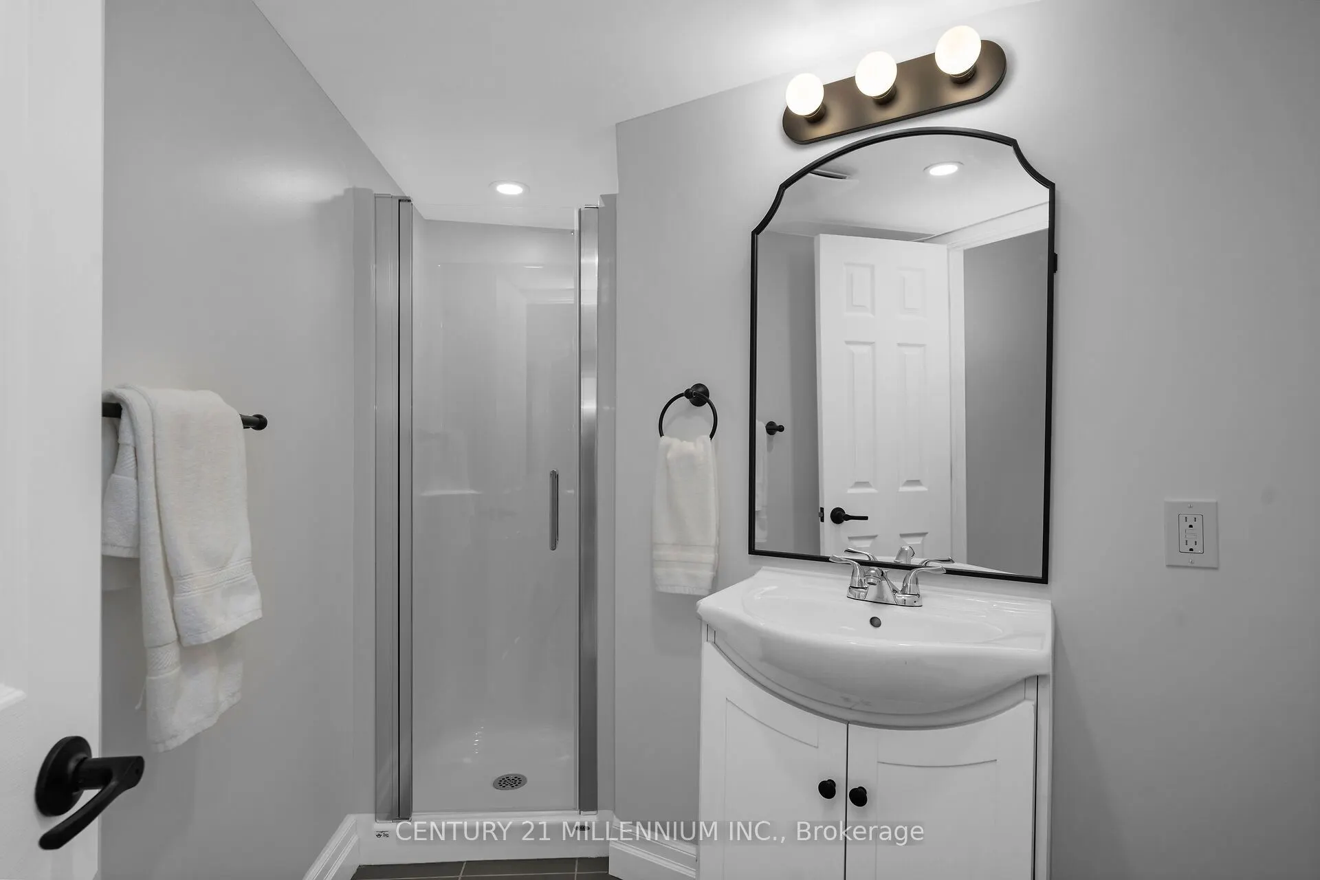 27 Dundas Street W