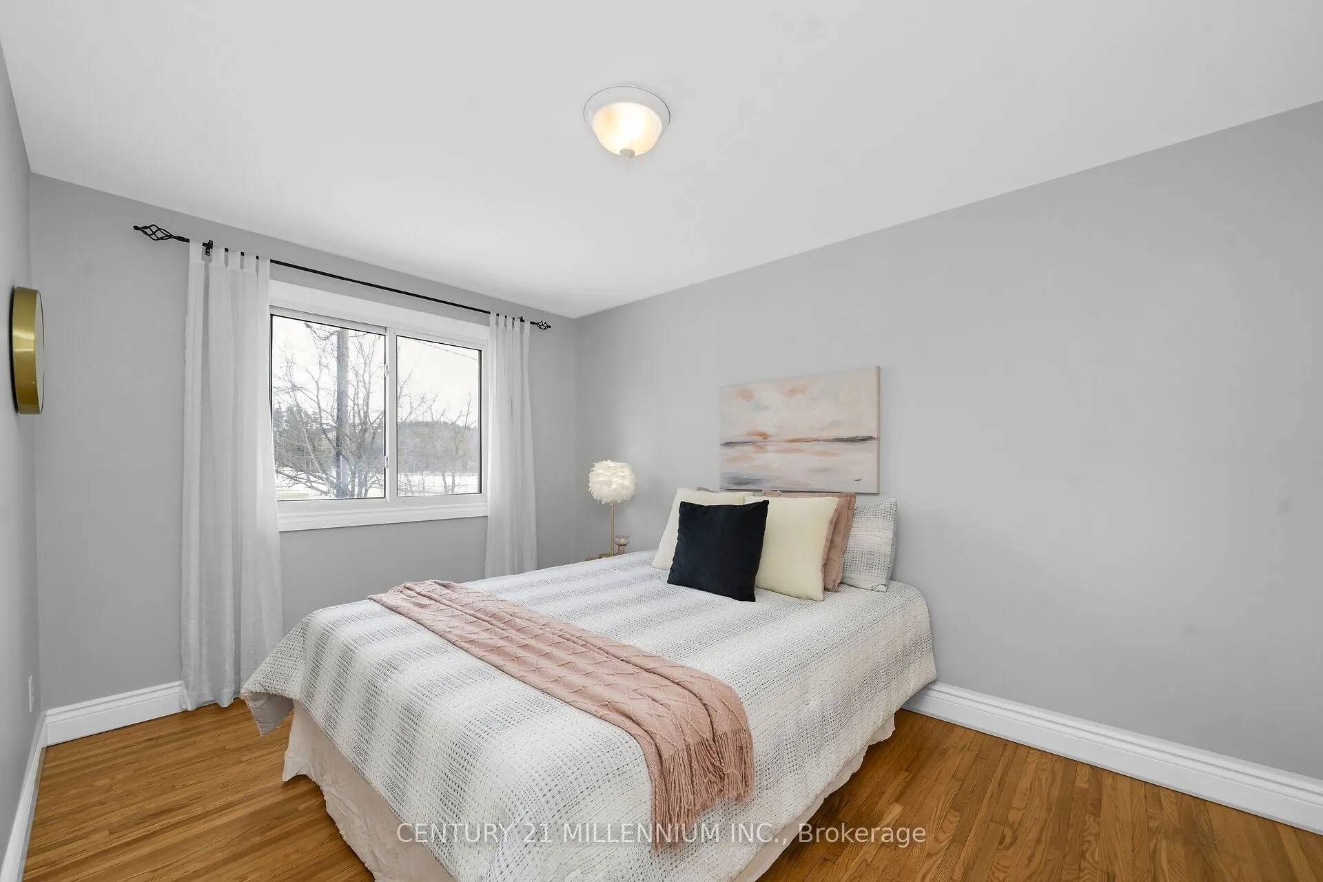 27 Dundas Street W