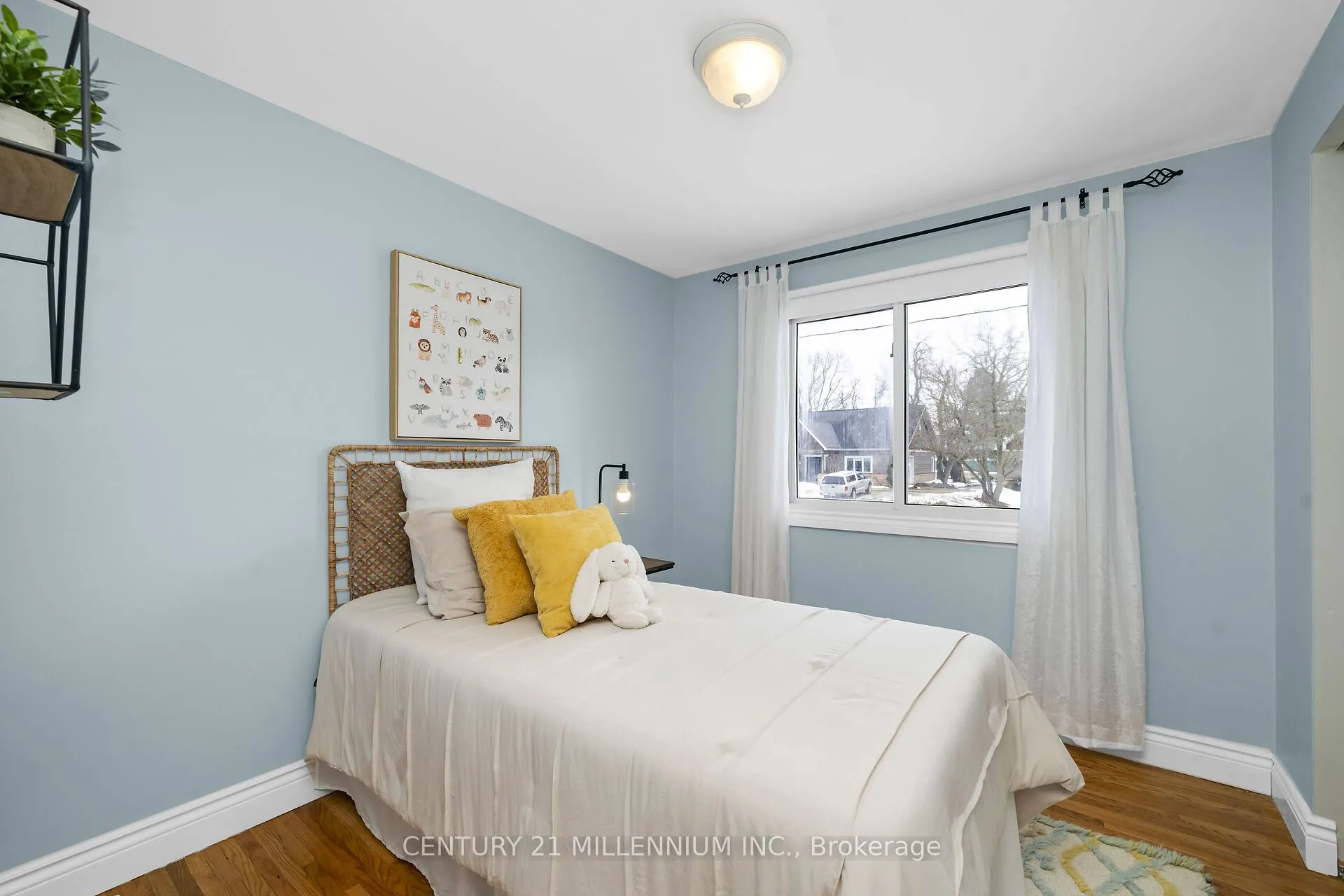 27 Dundas Street W