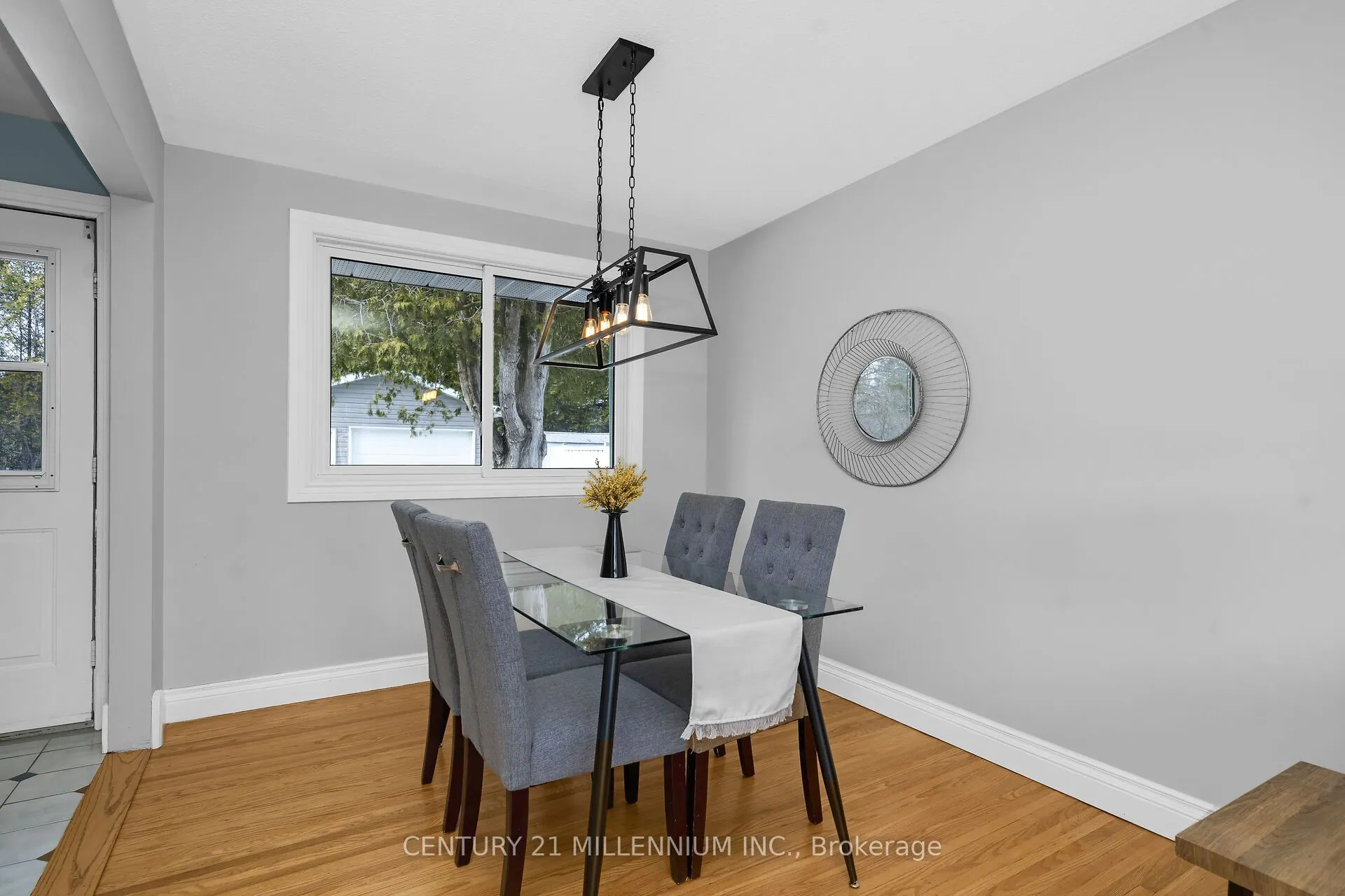 27 Dundas Street W