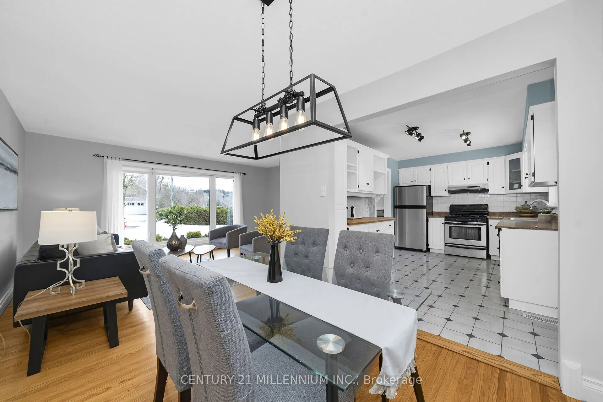 27 Dundas Street W