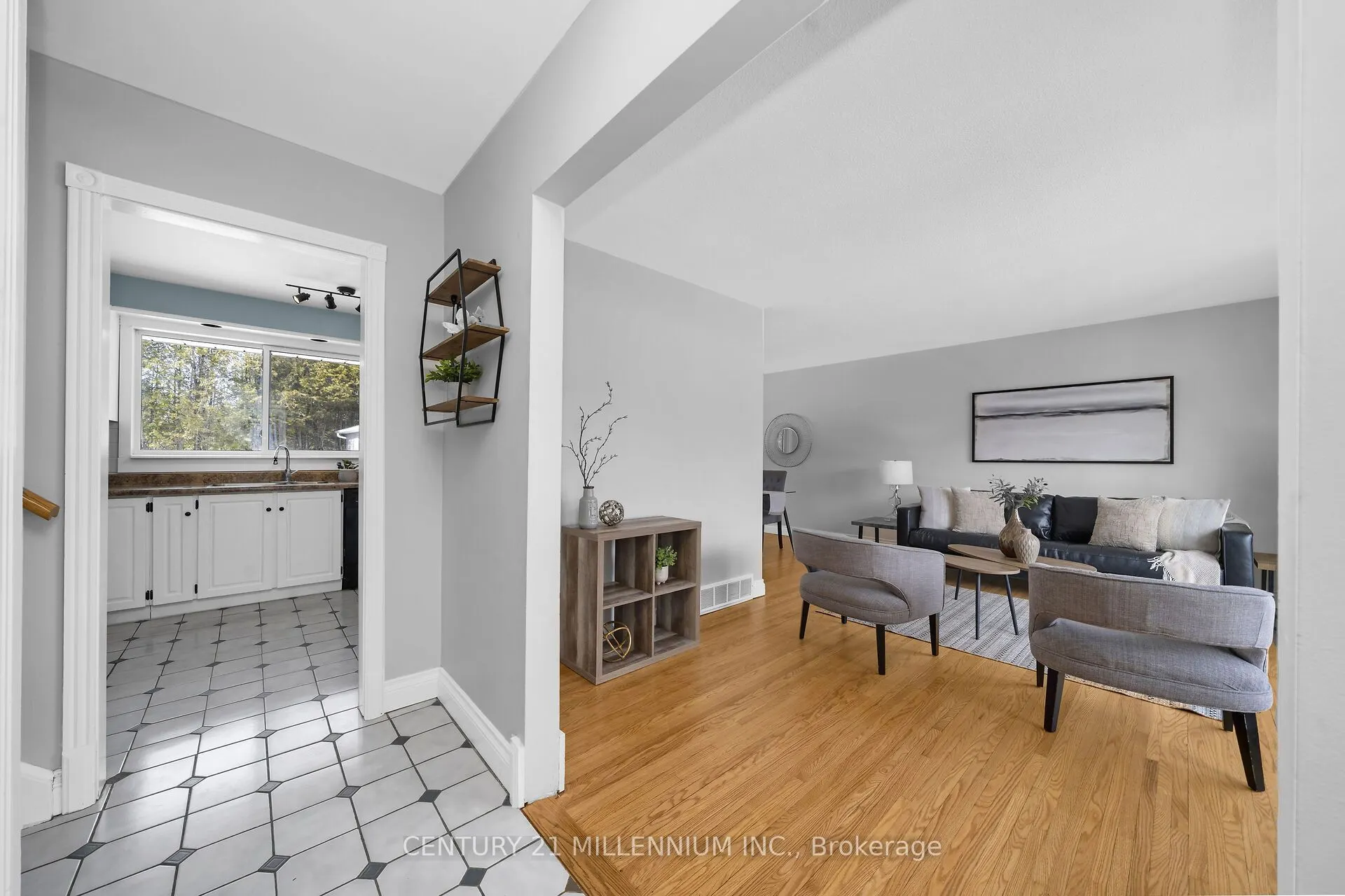 27 Dundas Street W