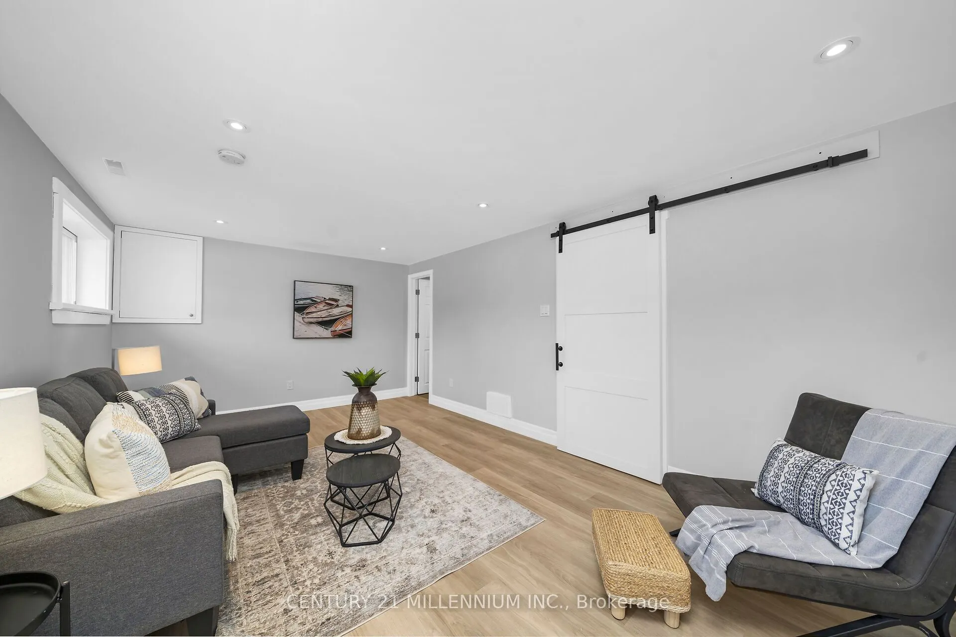 27 Dundas Street W