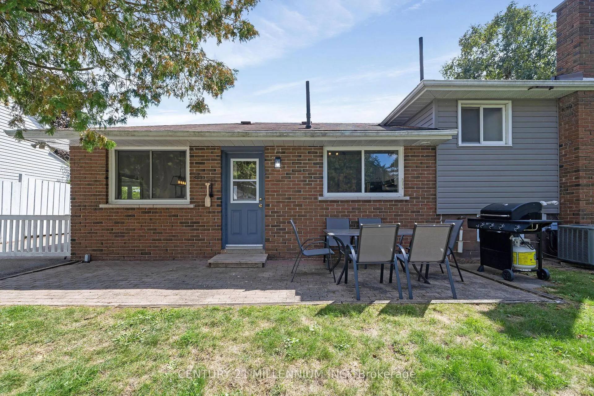 27 Dundas Street W